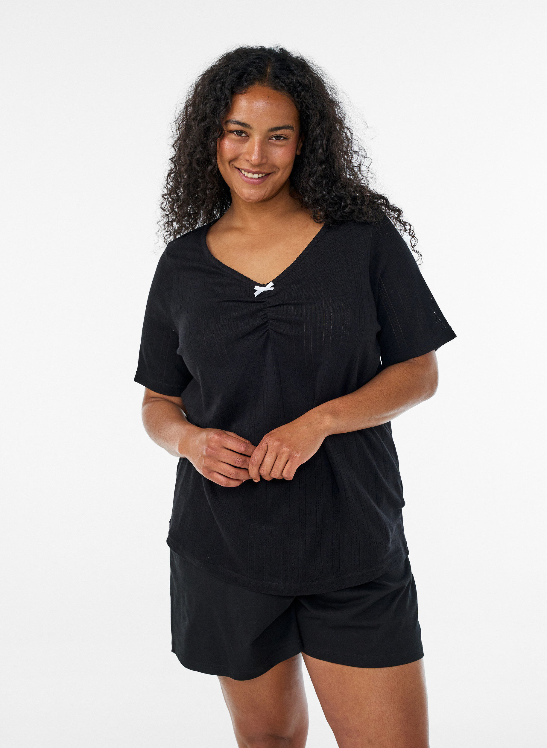 ZizziHaut de nuit en coton biologique avec broderie ajour&eacute;e, Noir, Model image number 0