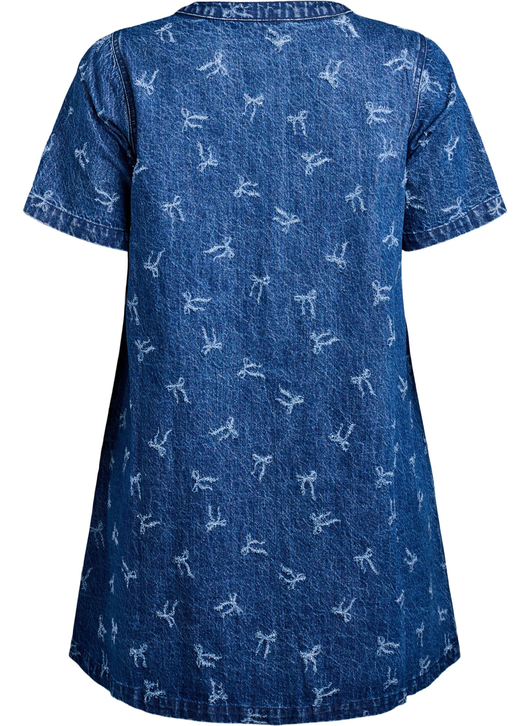 Zizzi Robe courte en denim avec une coupe trap&egrave;ze et un motif &agrave; n&oelig;uds, Bleu, Packshot image number 1