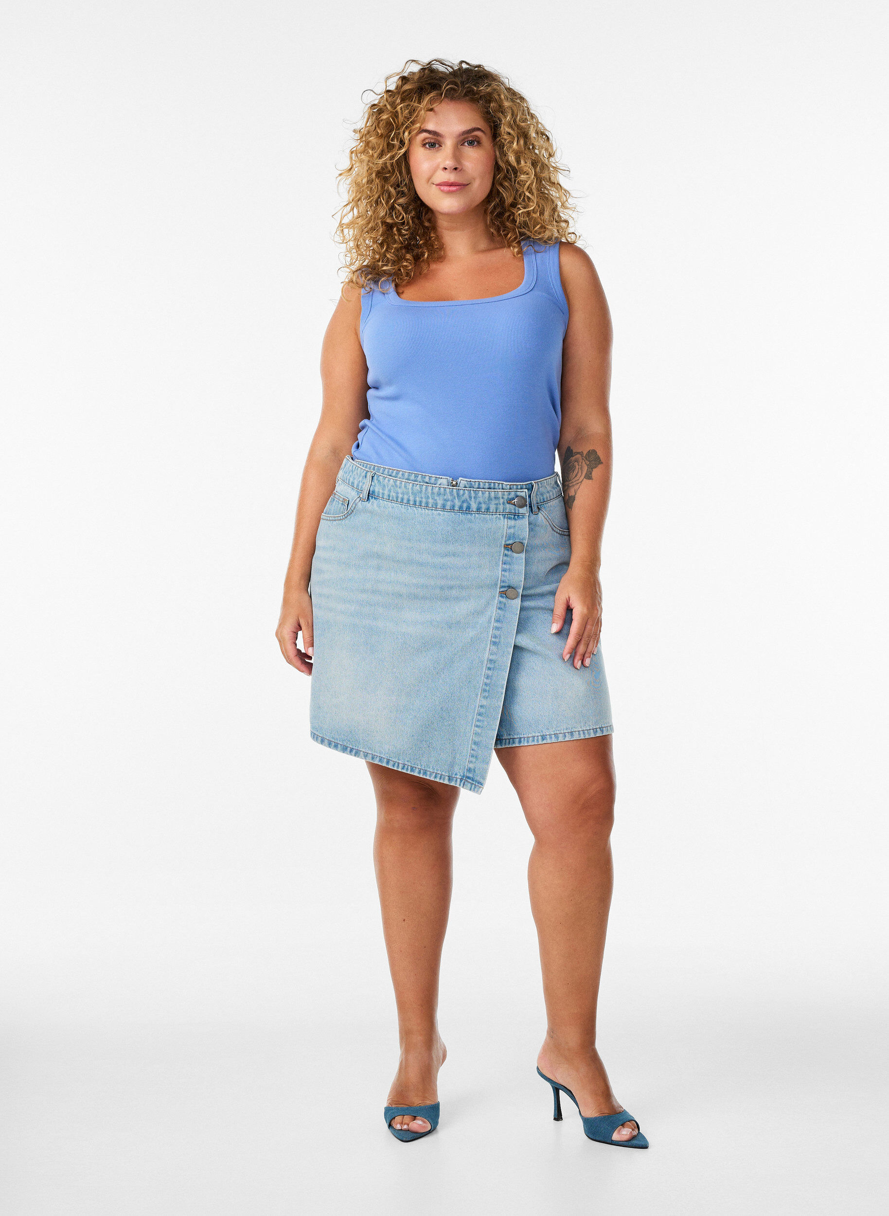 ZizziShort en denim effet portefeuille et taille haute, Bleu Clair, Model image number 1