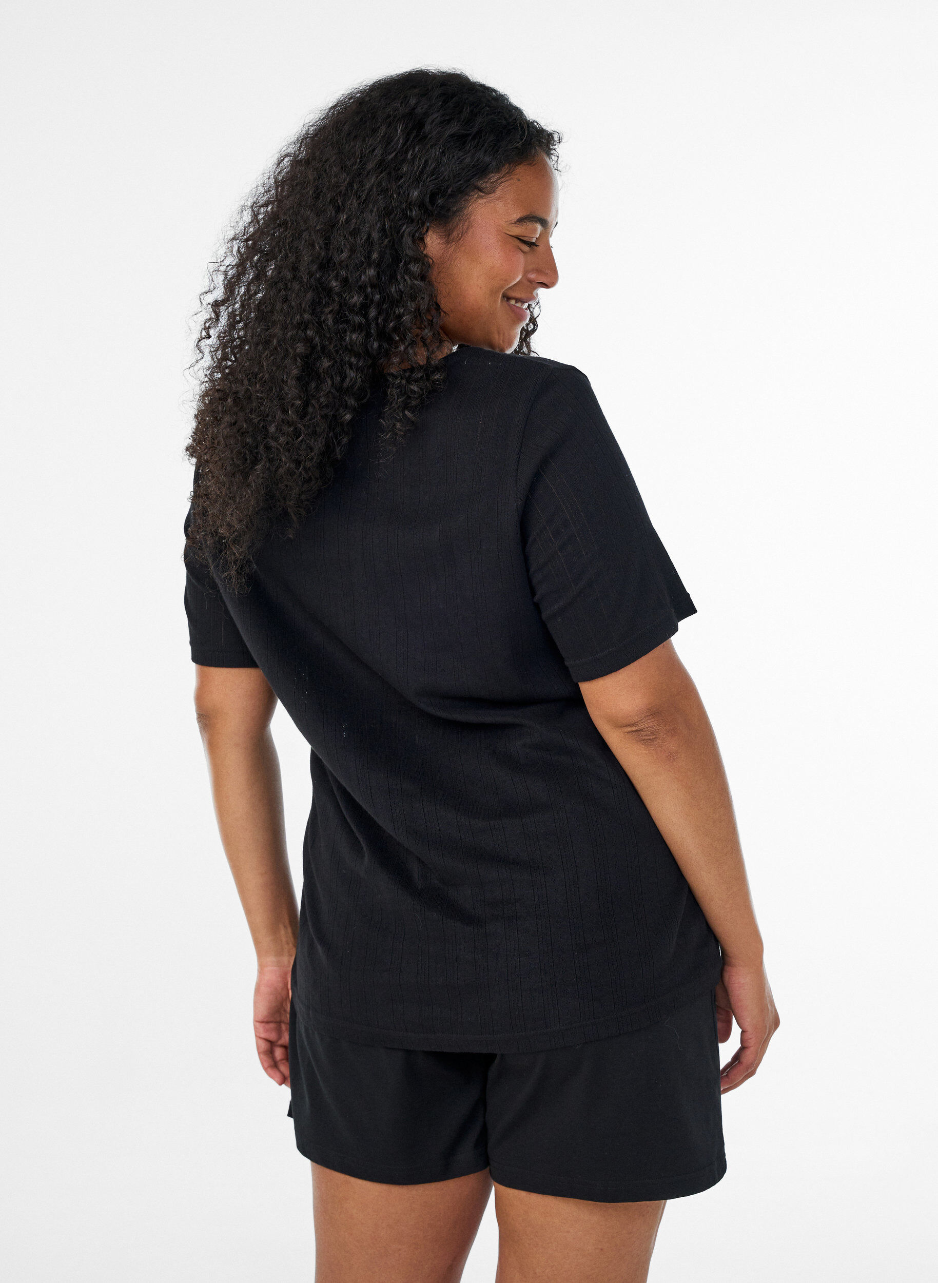 ZizziHaut de nuit en coton biologique avec broderie ajour&eacute;e, Noir, Model image number 2