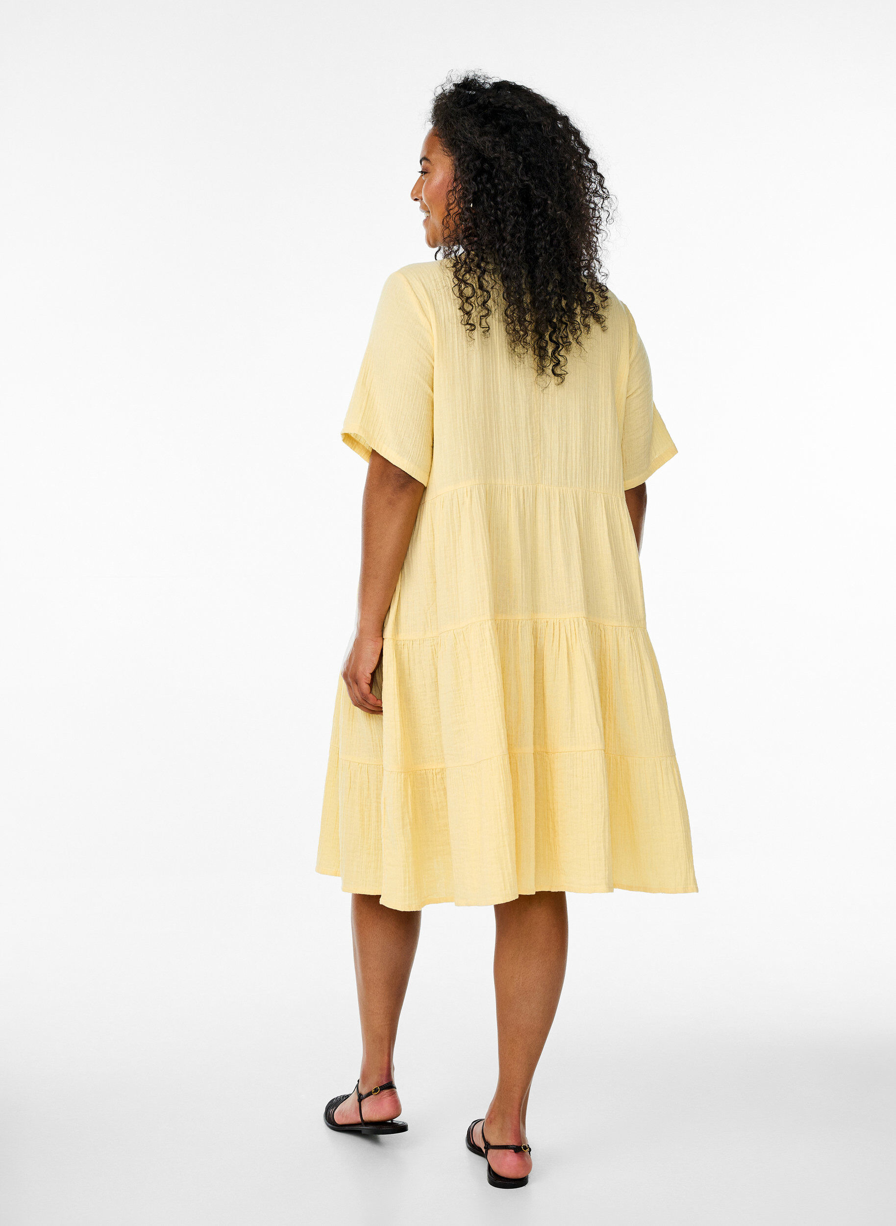 Zizzi Robe en mousseline de coton longueur genou, coupe &eacute;vas&eacute;e, Jaune clair, Model image number 2