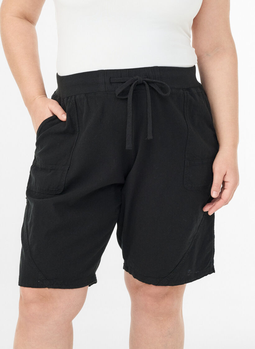 Short en coton ample avec poches, Noir, Model image number 3