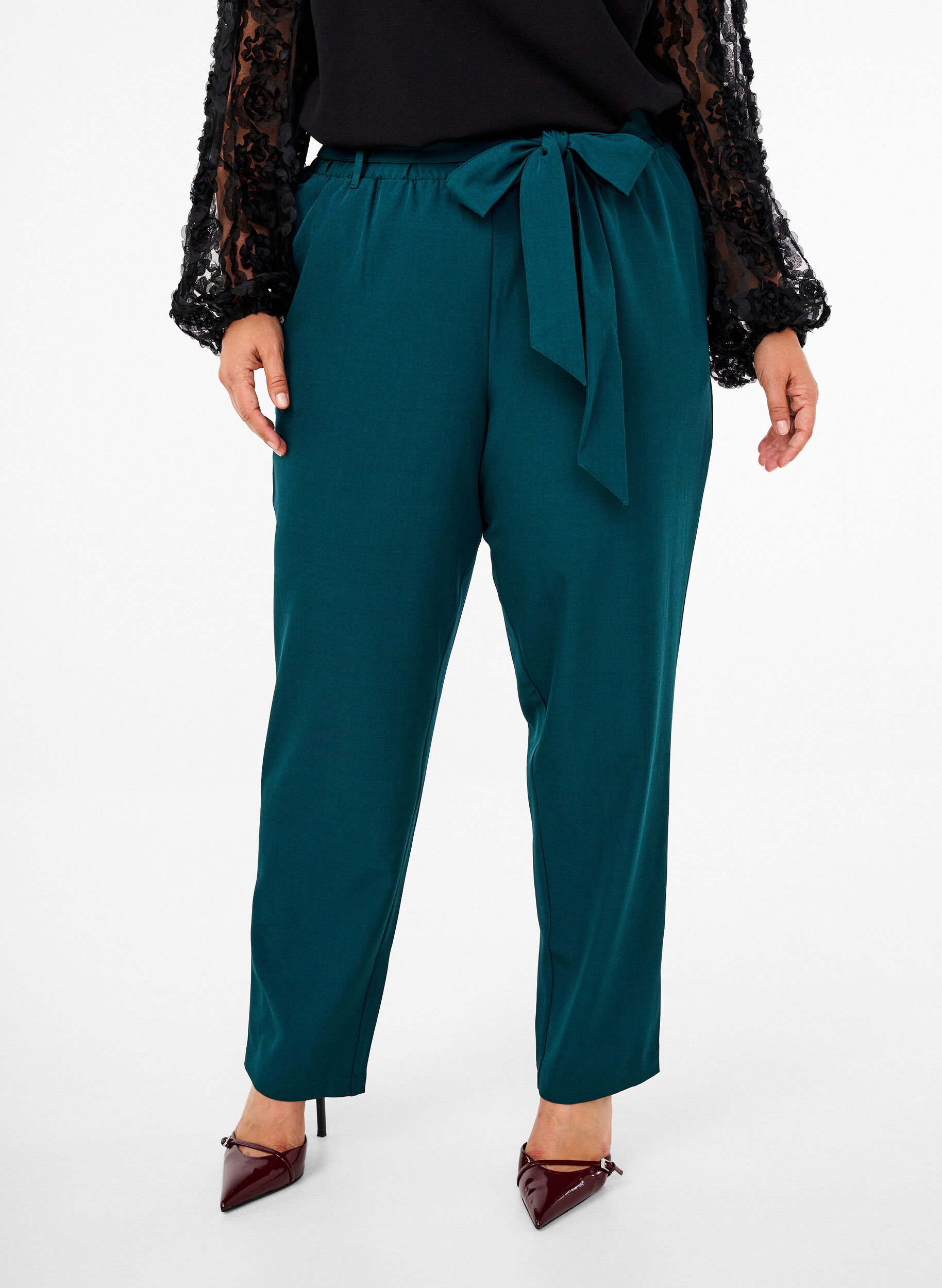 Zizzi Pantalon taille haute &agrave; volants et ceinture &agrave; nouer, Sea Moss Melange, Model image number 2