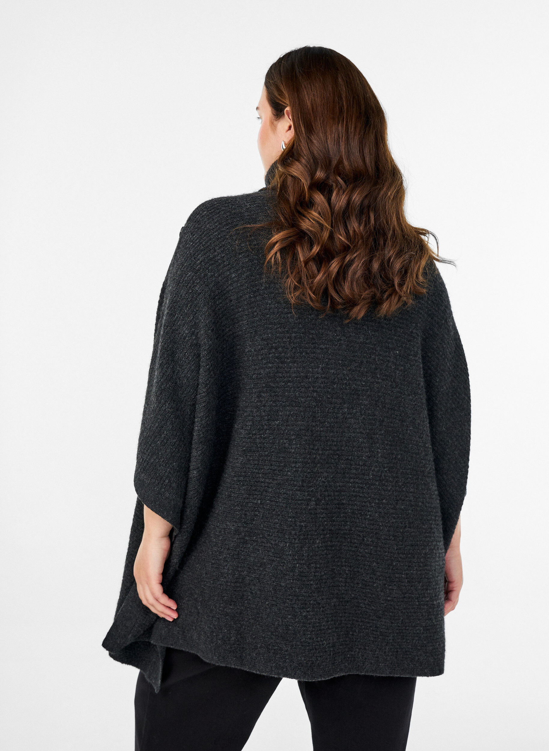 Zizzi Poncho &agrave; col roul&eacute; avec d&eacute;tail boutonn&eacute;, Gris anthracite, Model image number 2