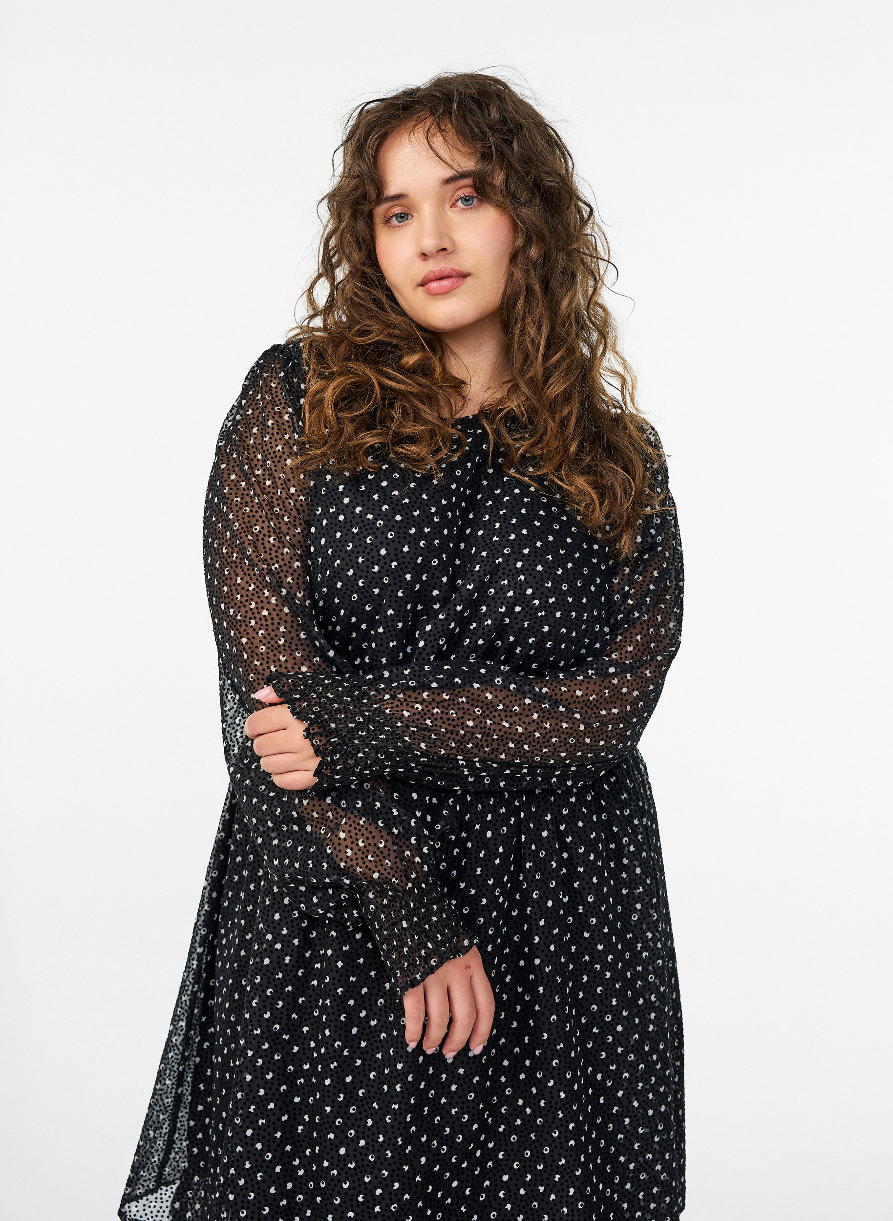 Zizzi Robe midi en chiffon &agrave; motif &agrave; pois, Noir, Model image number 2