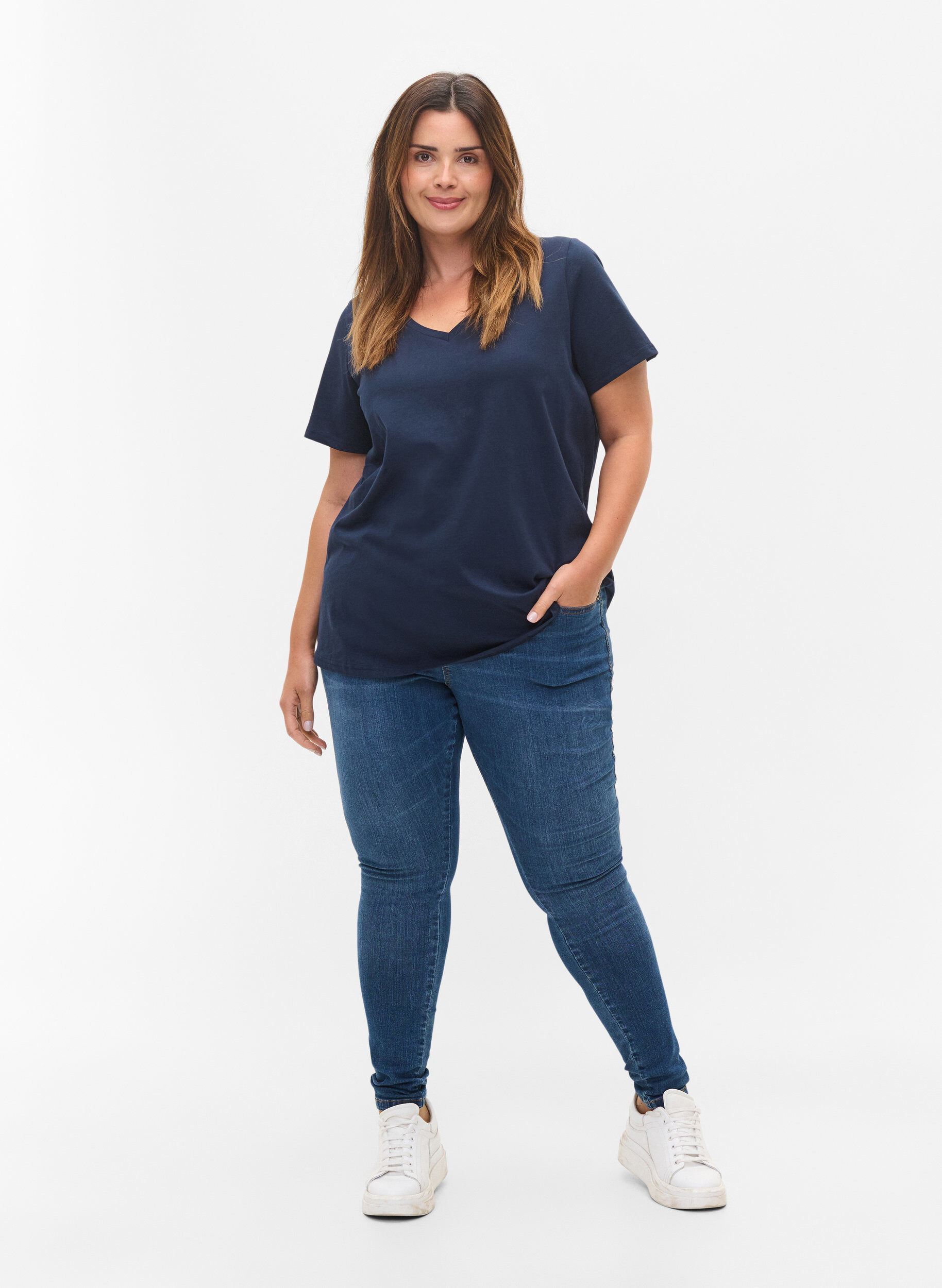 Zizzi T-shirt basiques 2-pack en coton, Navy B/B White, Model image number 2