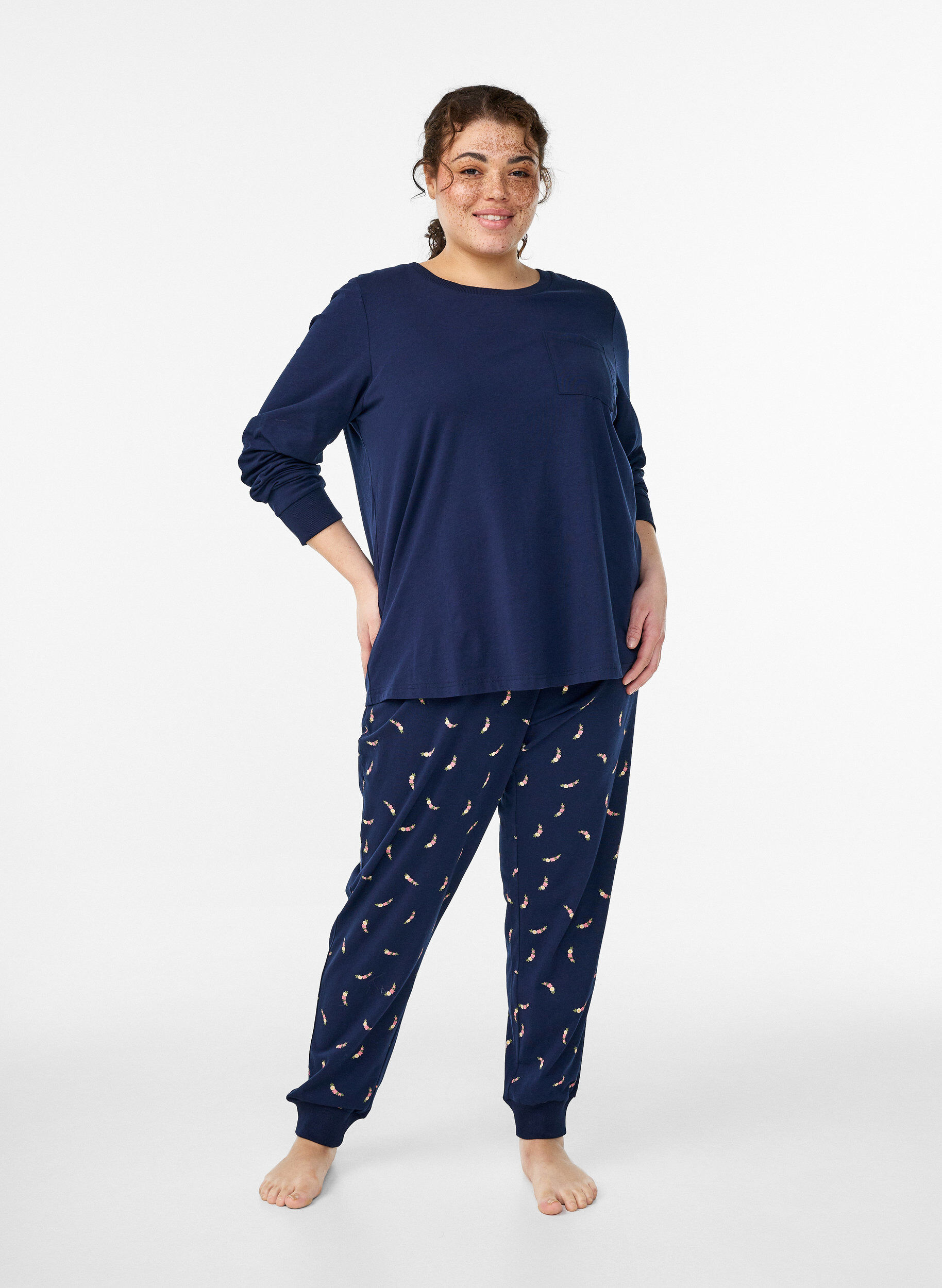 Zizzi Haut de pyjama &agrave; manches longues en jersey de coton doux, Bleu, Model image number 1