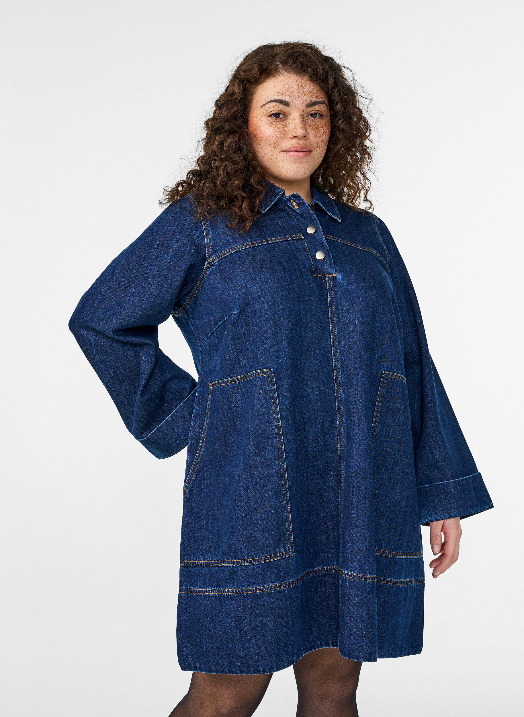 Zizzi Robe courte en jean avec col et fermeture boutonn&eacute;e, Bleu, Model image number 2