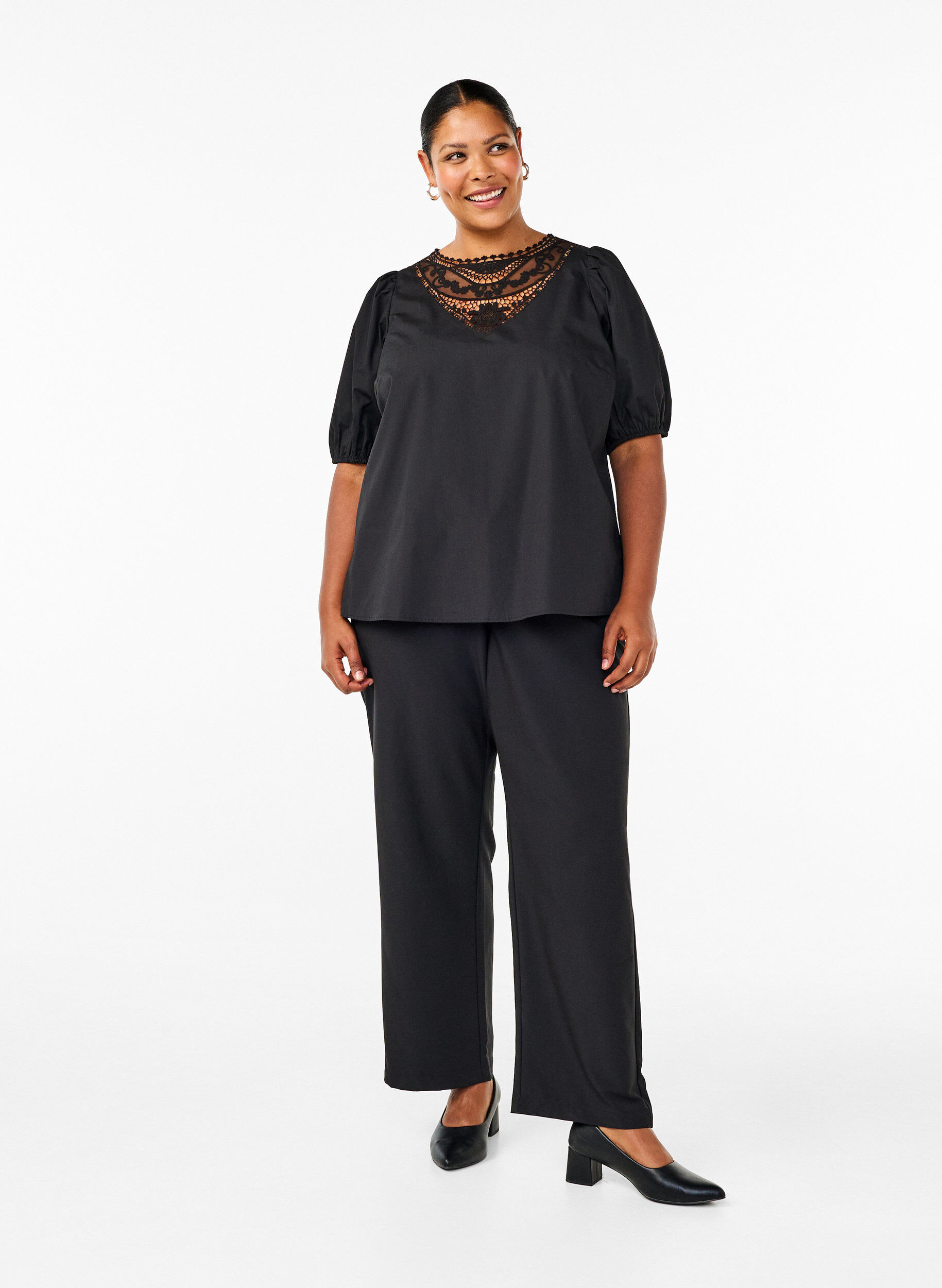 Zizzi Chemisier &agrave; manches courtes avec d&eacute;tails en dentelle, Black, Model image number 2