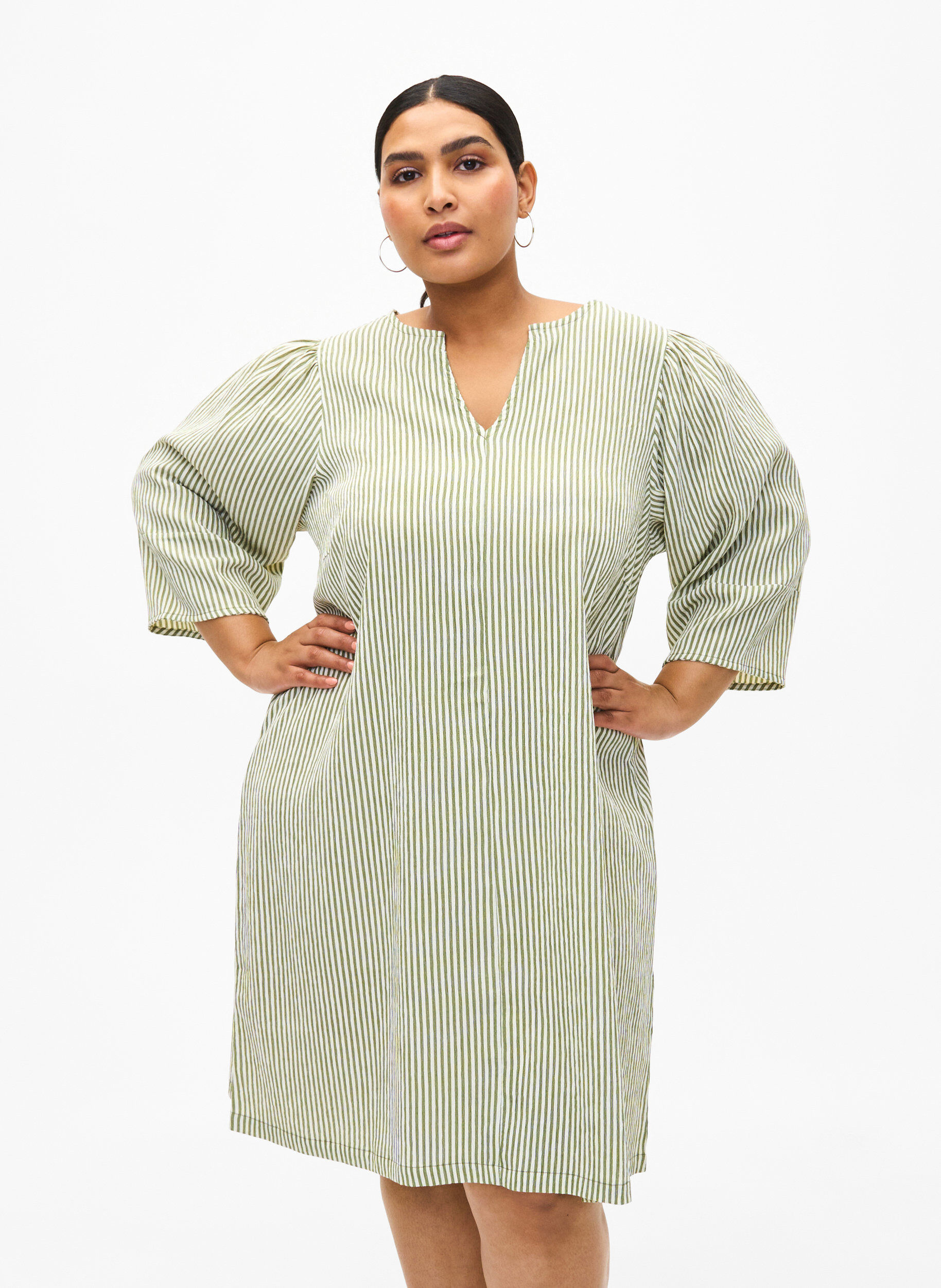 Zizzi Robe ray&eacute;e &agrave; manches 3/4, Green Stripe, Model image number 0