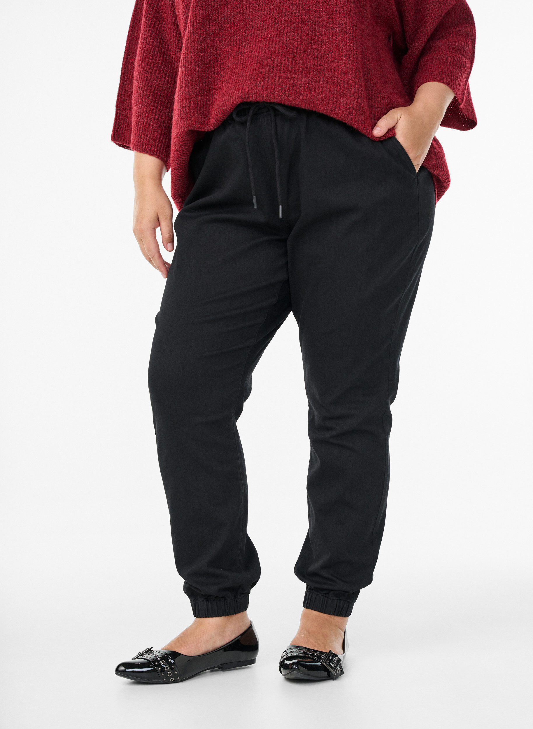 Zizzi Pantalon de jogging en denim avec des poches, Noir, Model image number 2