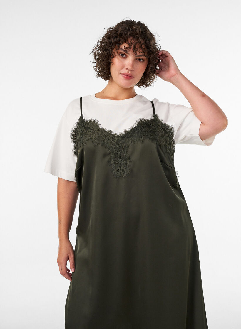 Robe en satin avec dentelle et ourlet asym&eacute;trique, Vert fonc&eacute;, Model image number 2