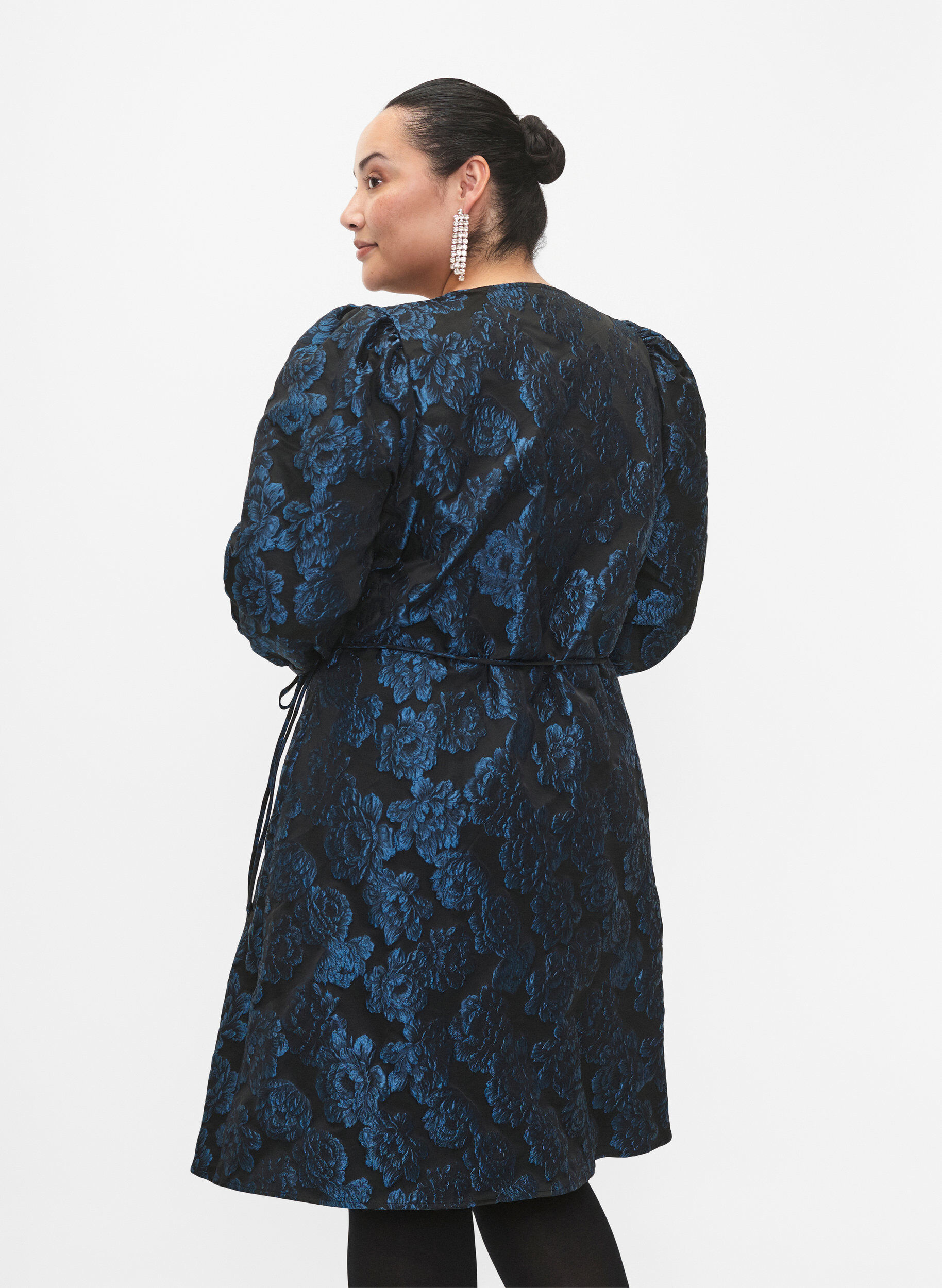 Zizzi Robe portefeuille en jacquard avec manches 3/4, Black Blue, Model image number 1