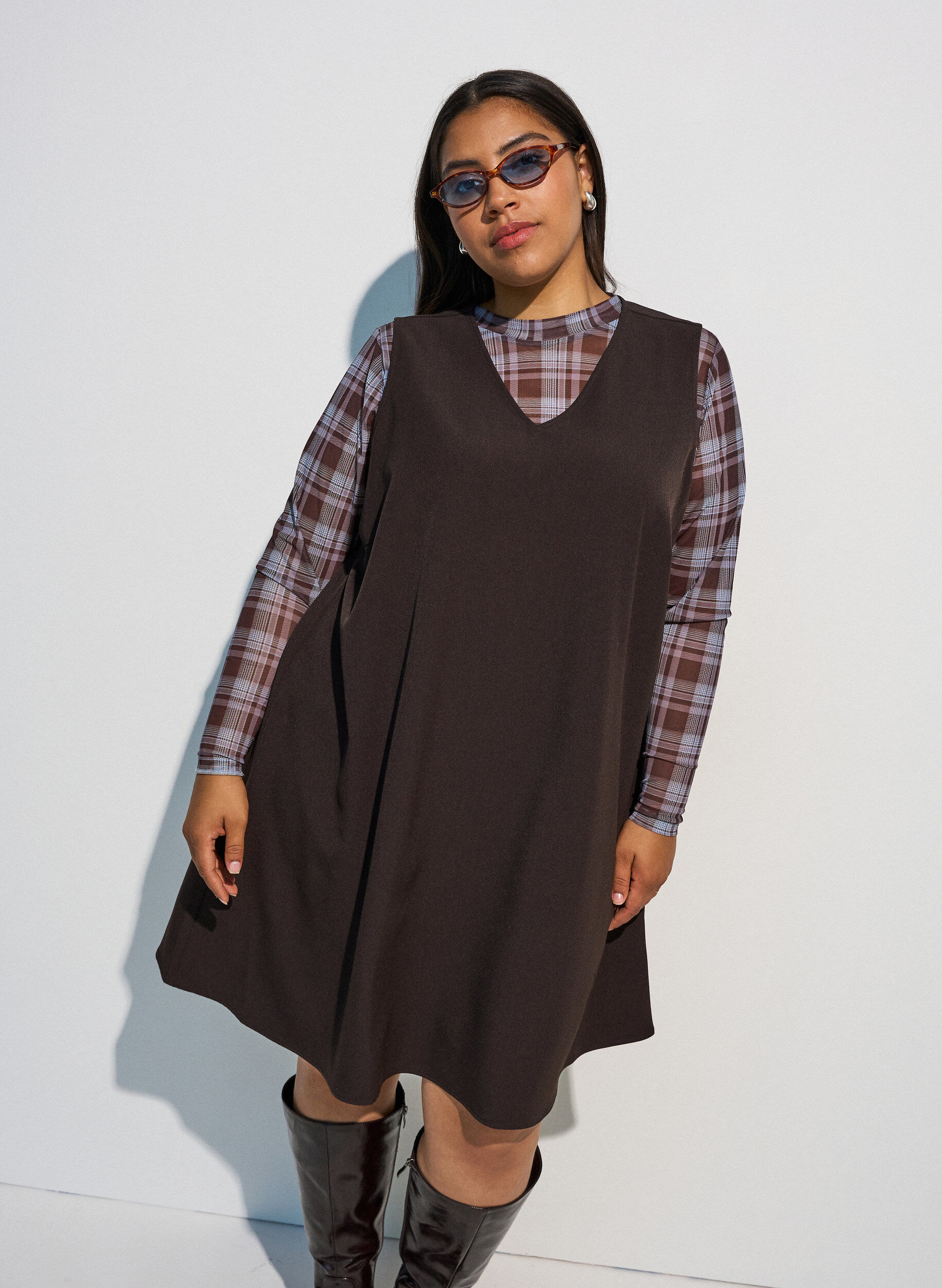 Robe coupe &eacute;vas&eacute;e sans manches &agrave; fines rayures, Marron, Model