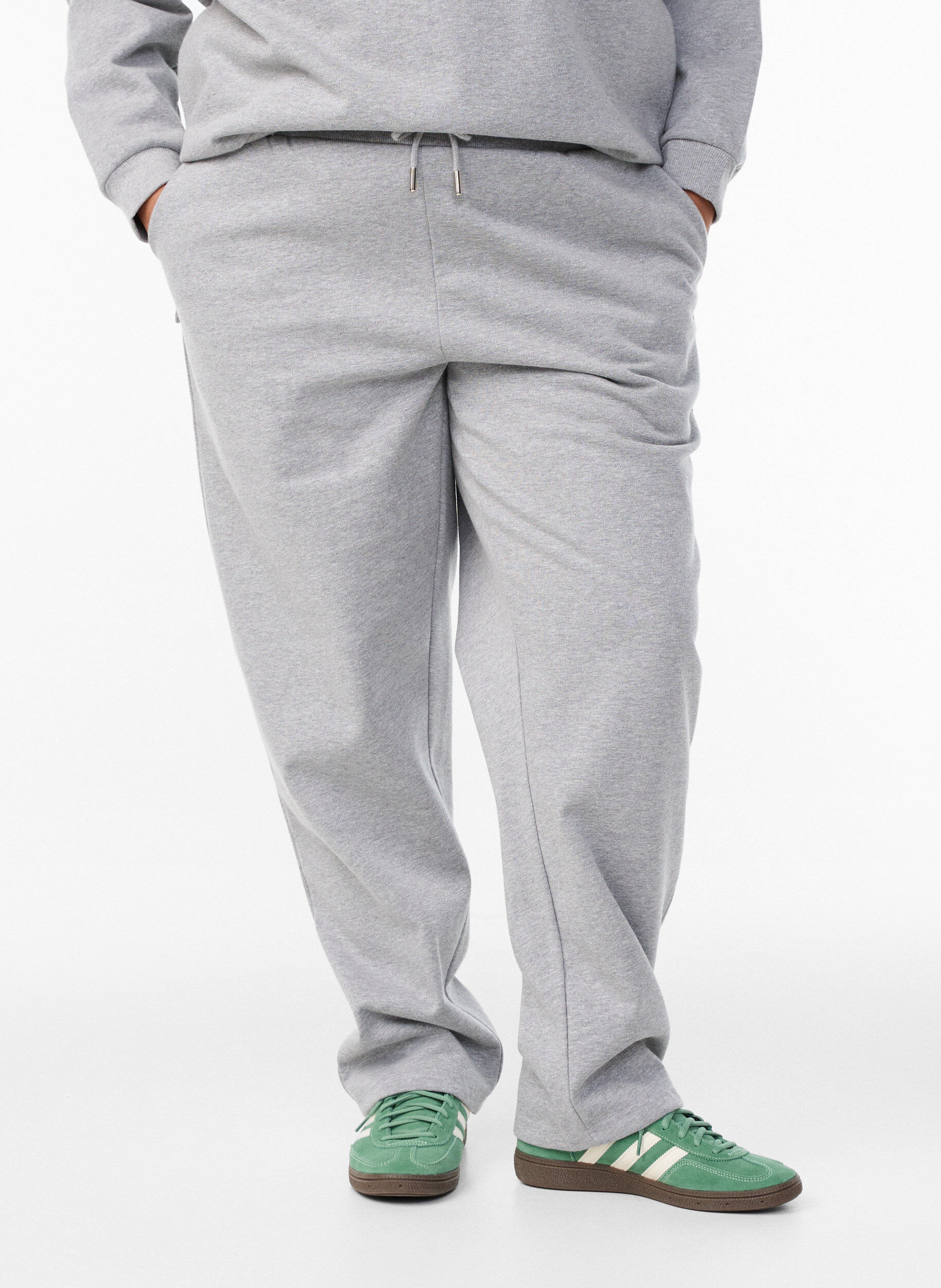 Zizzi Pantalon de surv&ecirc;tement taille haute avec fil scintillant, Gris, Model image number 2