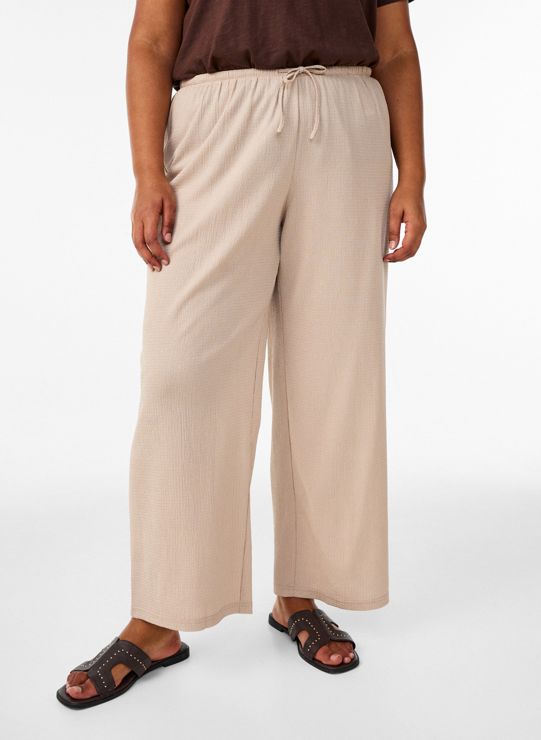 Zizzi Pantalon large en tissu l&eacute;ger et textur&eacute;, Beige, Model image number 2