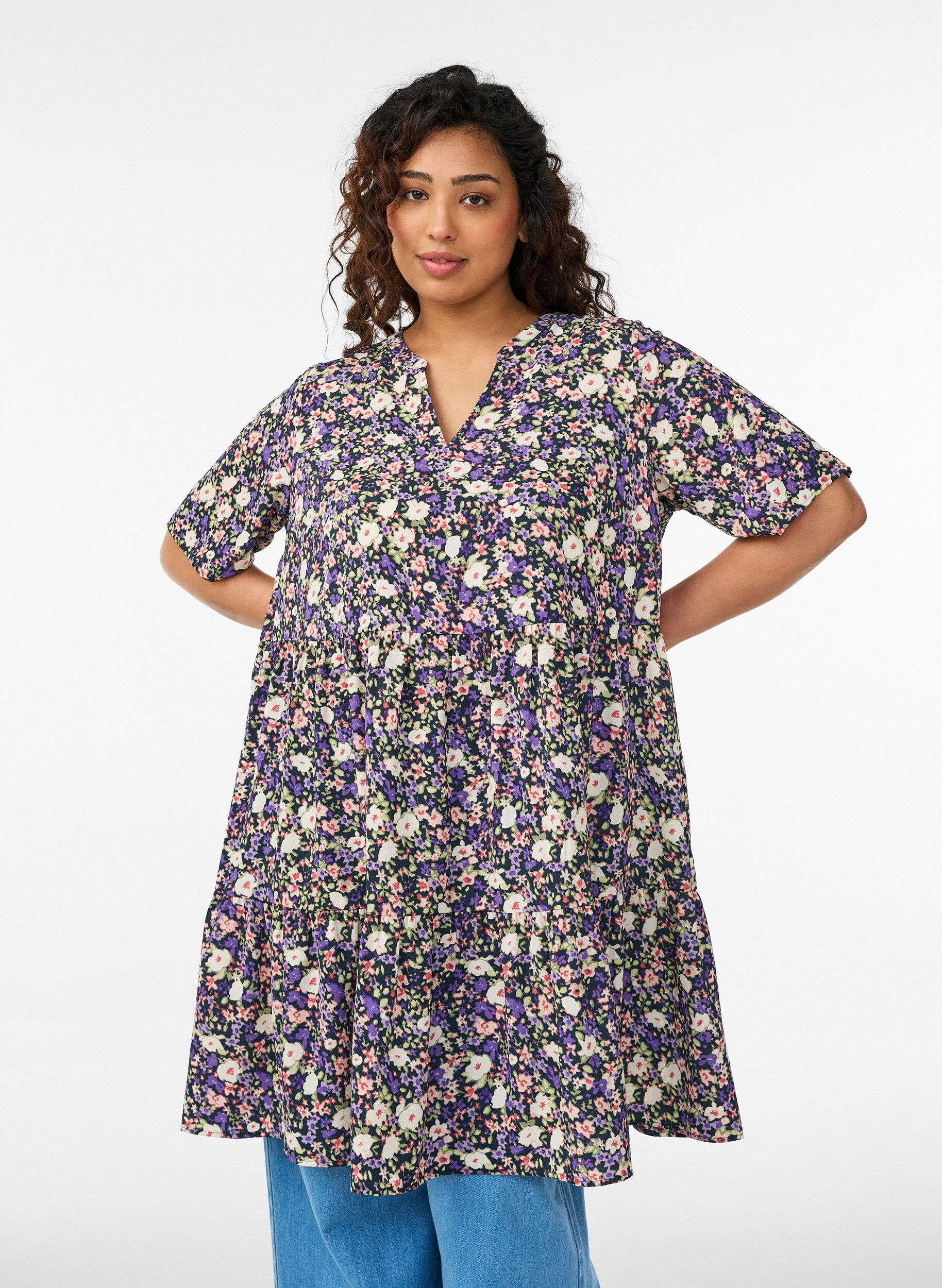 Zizzi Robe &agrave; manches courtes coupe trap&egrave;ze avec d&eacute;coupes, Violet, Model image number 0