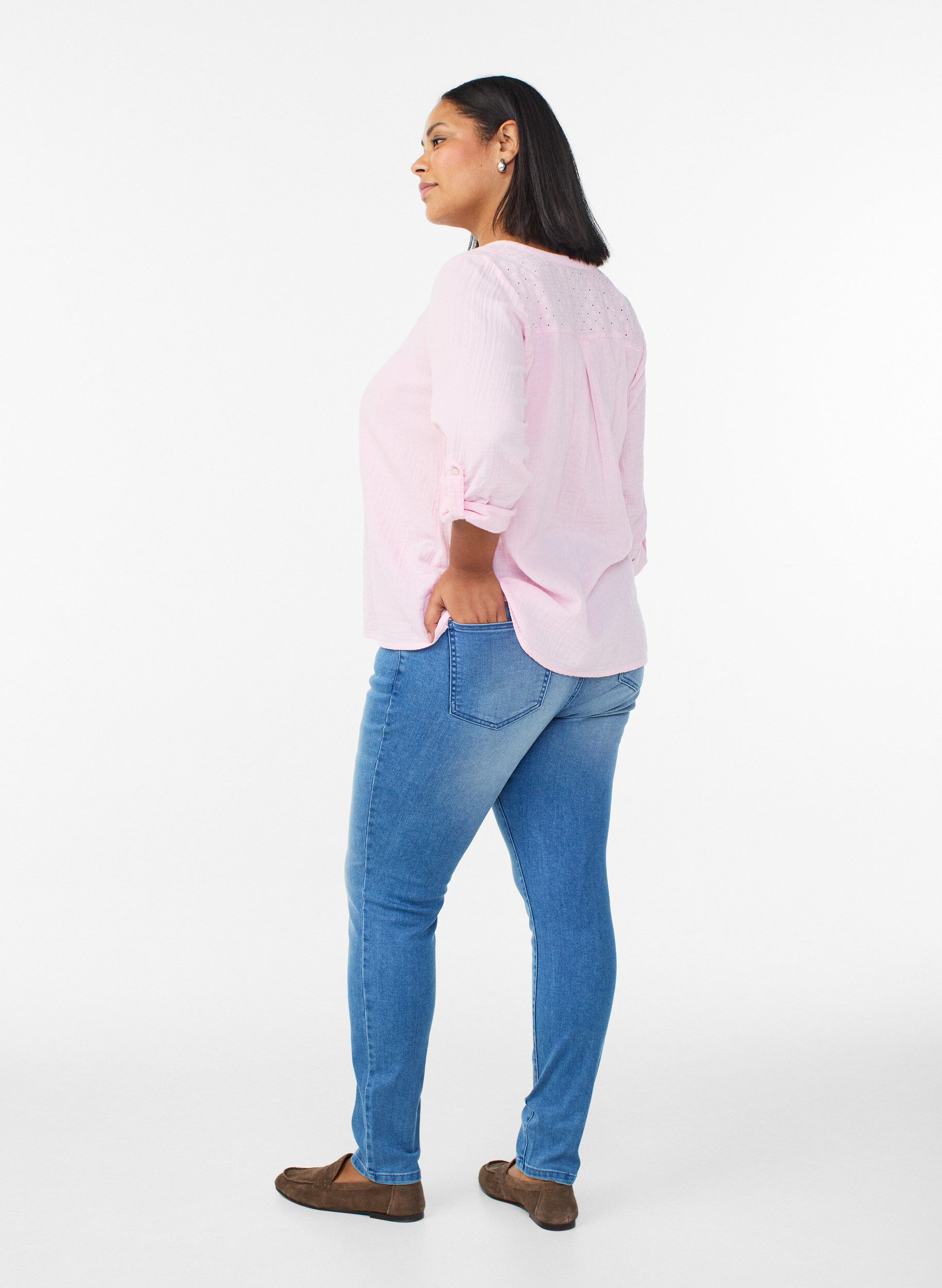 Zizzi Jeans Emily Slim fit &agrave; taille r&eacute;guli&egrave;re, Bleu Clair, Model image number 1