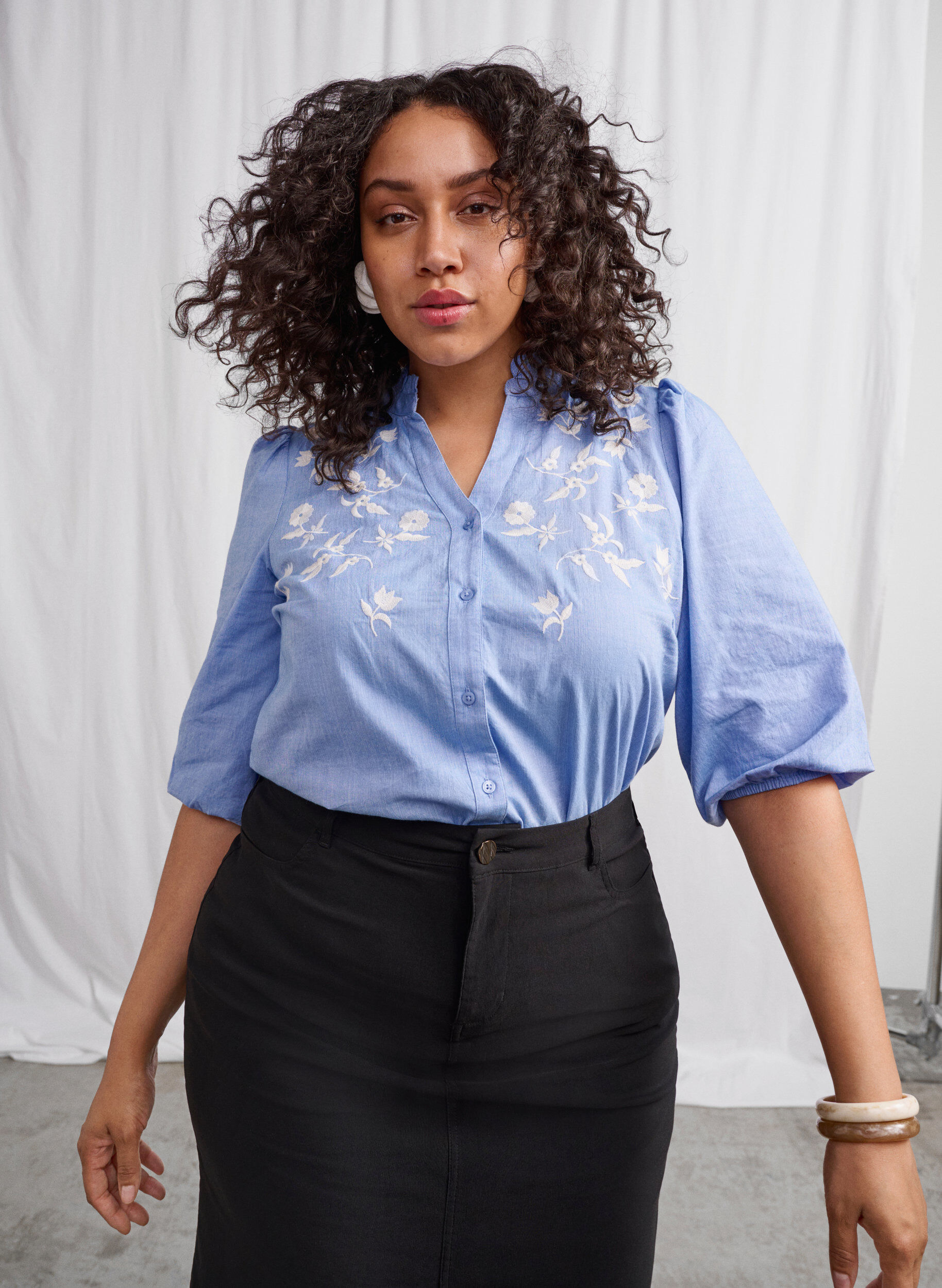 Zizzi Chemisier en coton avec fleurs brod&eacute;es, Vista Bl. W. White, Image image number 1