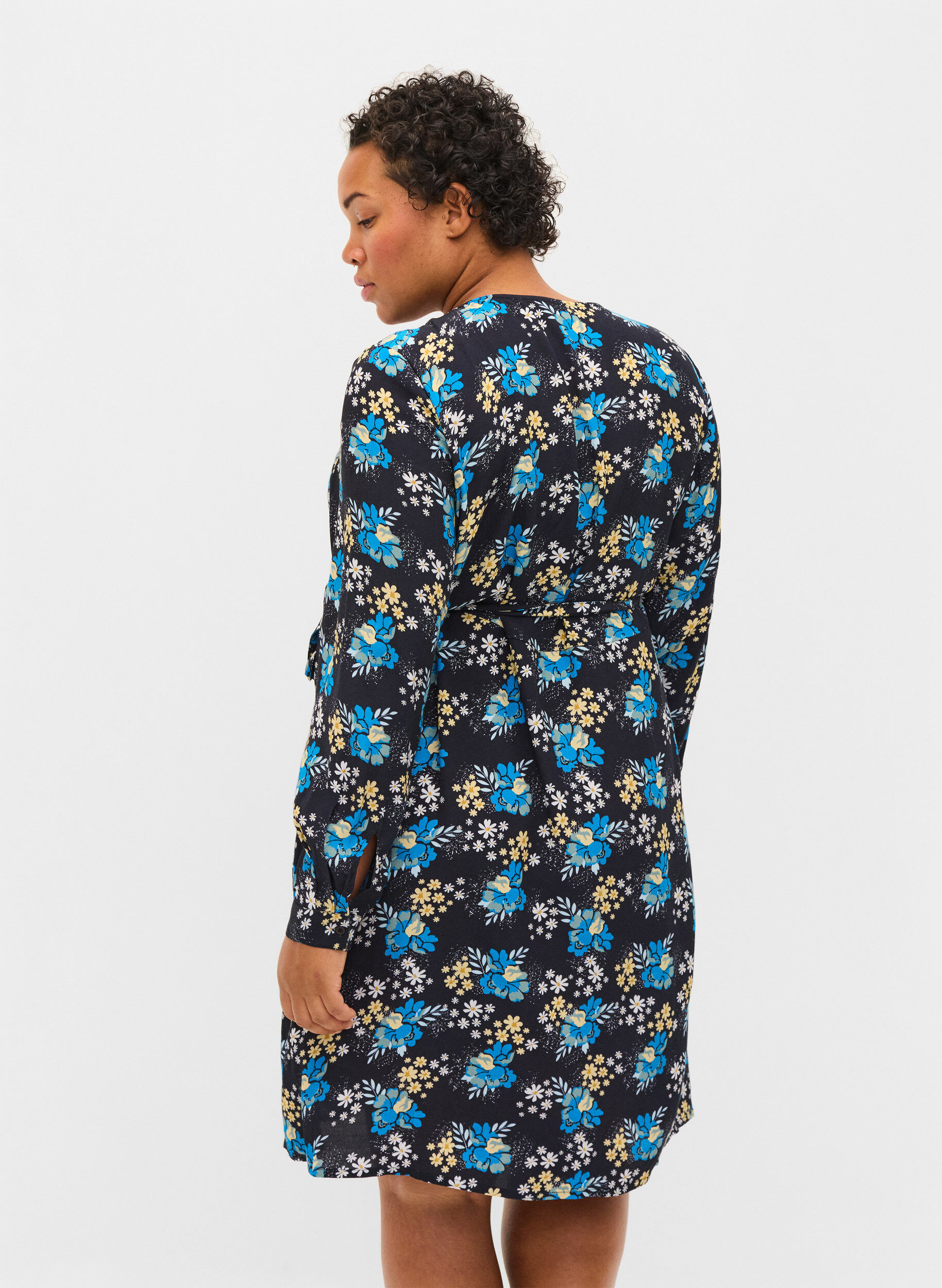 Zizzi Robe cache-c&oelig;ur de grossesse &agrave; fleurs en viscose, Bleu, Model image number 2
