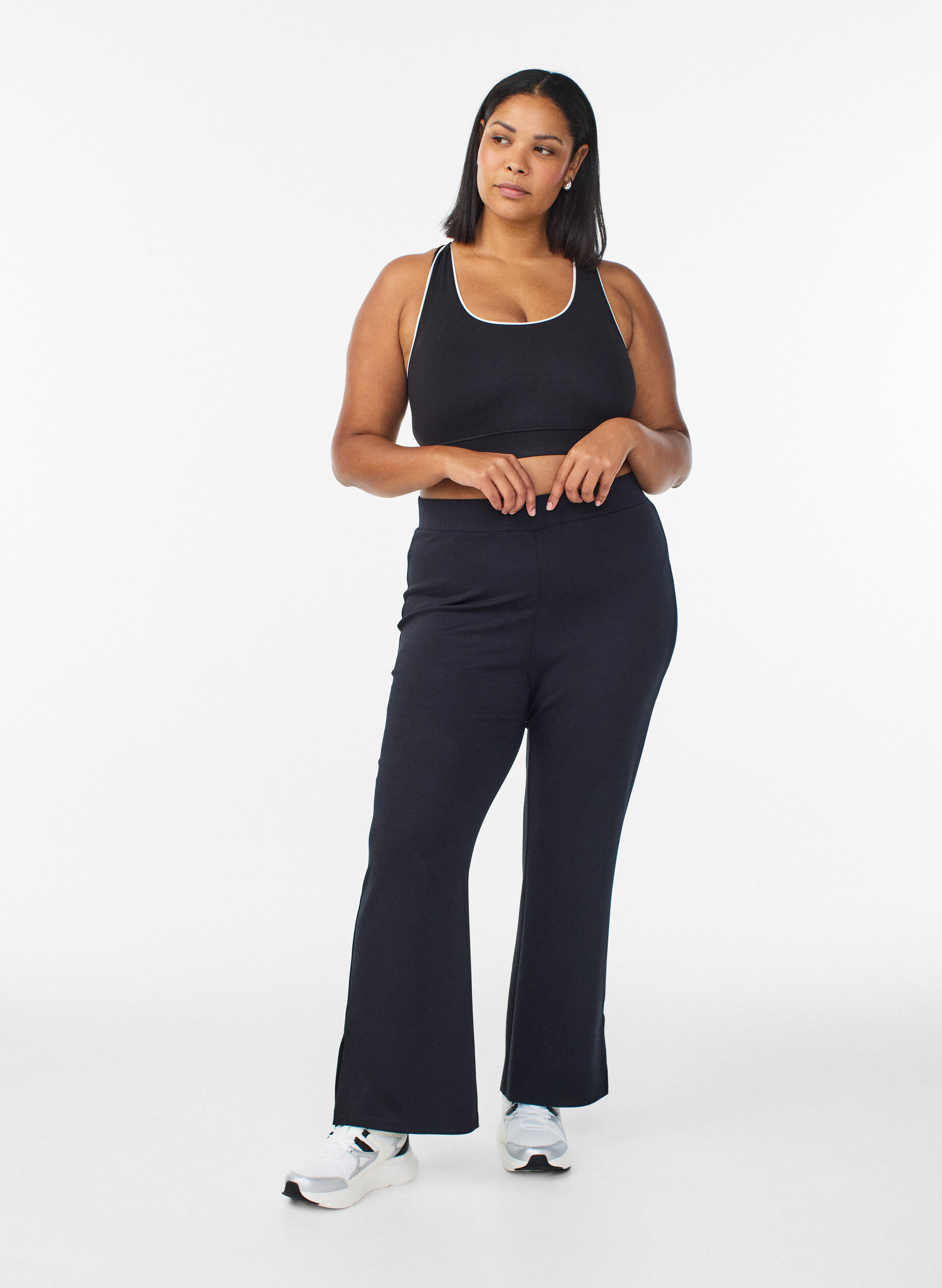 Zizzi Pantalon flare en jersey &agrave; taille haute et fentes, Noir, Model image number 1