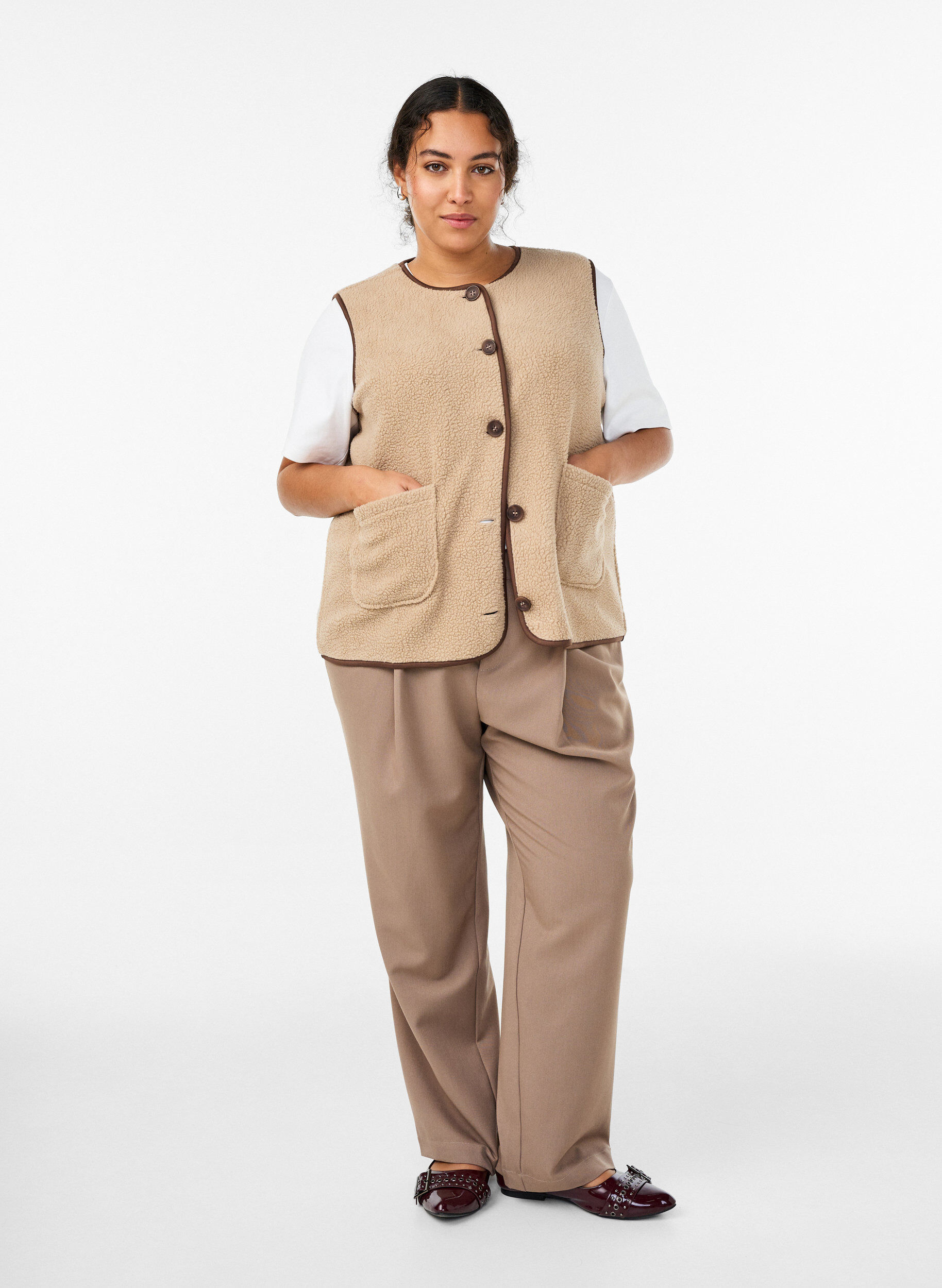 ZizziVeste sans manches en teddy avec finitions contrast&eacute;es, Beige, Model image number 1
