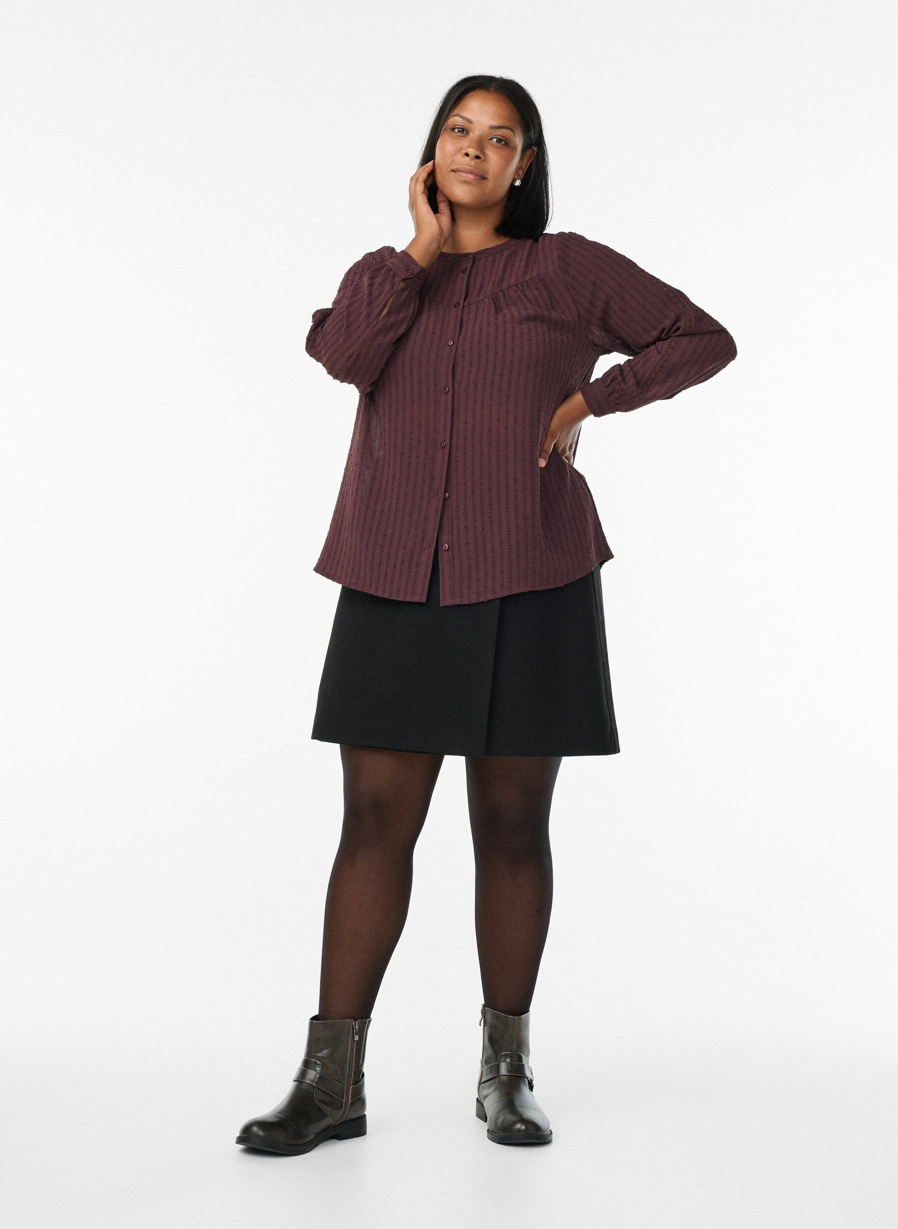 Zizzi Chemisier &agrave; pois textur&eacute;s et d&eacute;tails brod&eacute;s, Bordeaux fonc&eacute;, Model image number 1