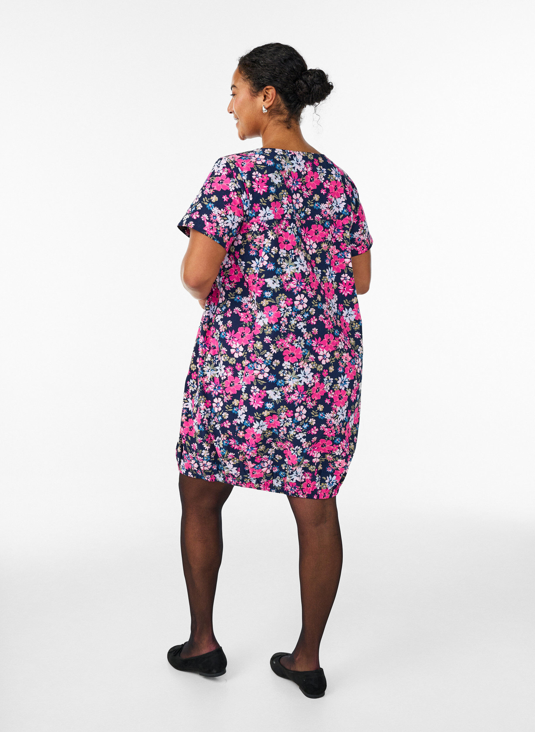 Zizzi Robe en coton imprim&eacute; &agrave; manches courtes, Bleu, Model image number 2