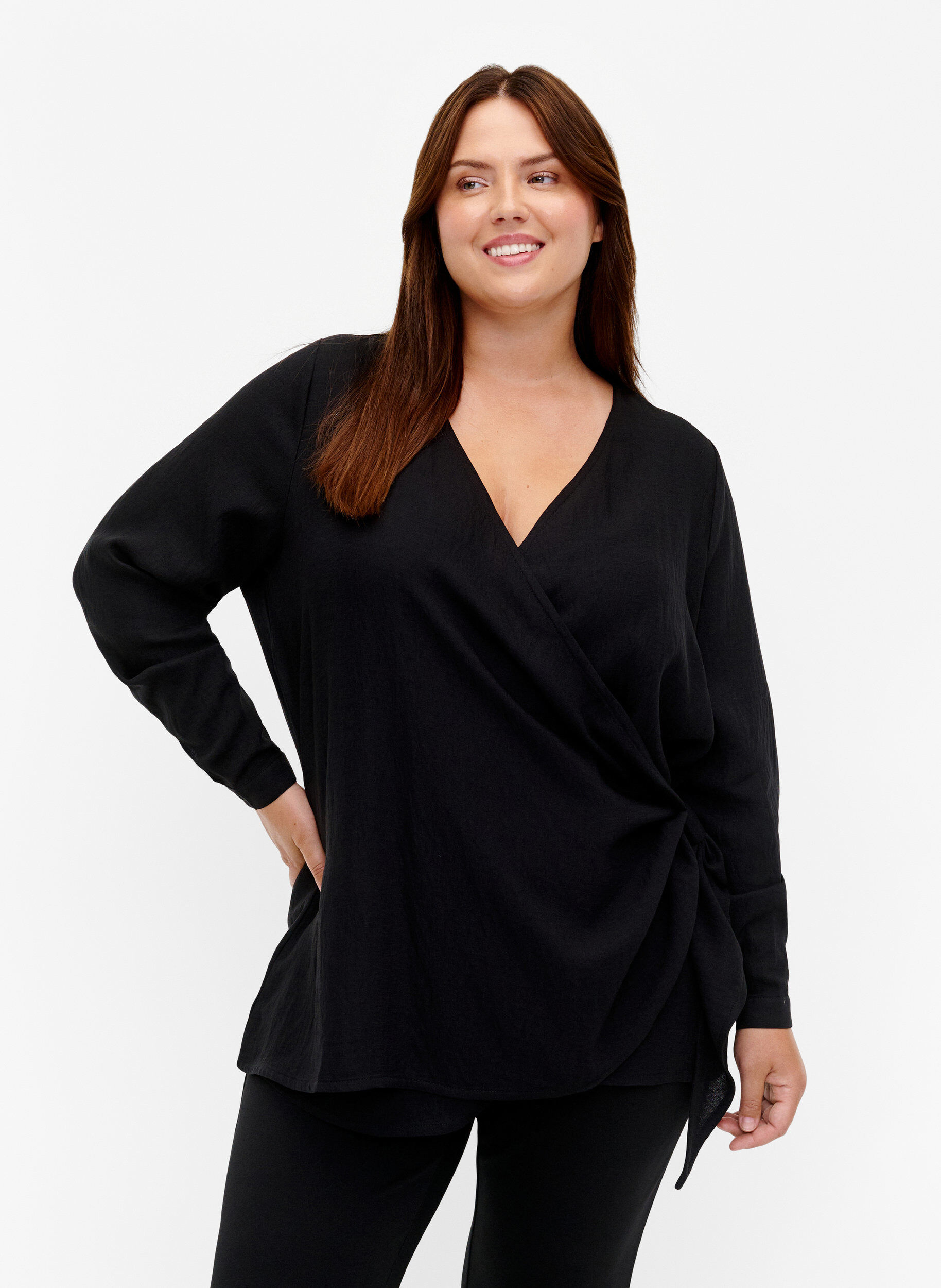 Zizzi Blouse &agrave; manches longues en viscose avec un aspect enveloppant, Black, Model image number 0