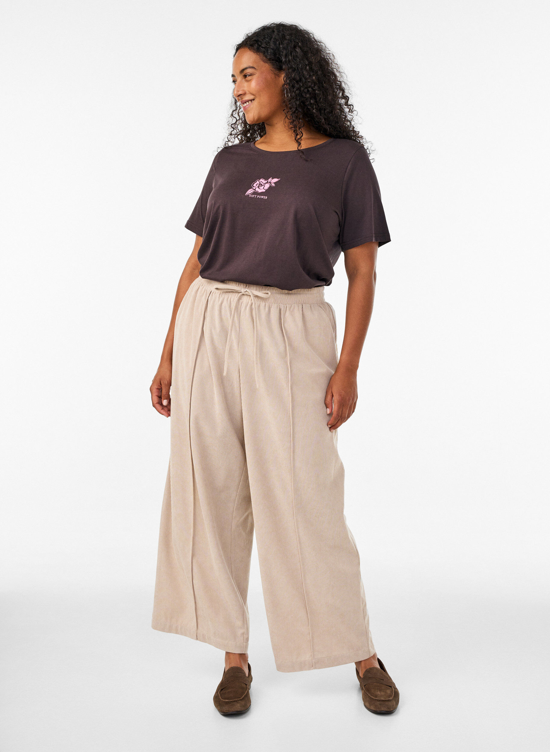 ZizziPantalon en velours c&ocirc;tel&eacute; &agrave; coupe ample et taille haute, Beige, Model image number 0