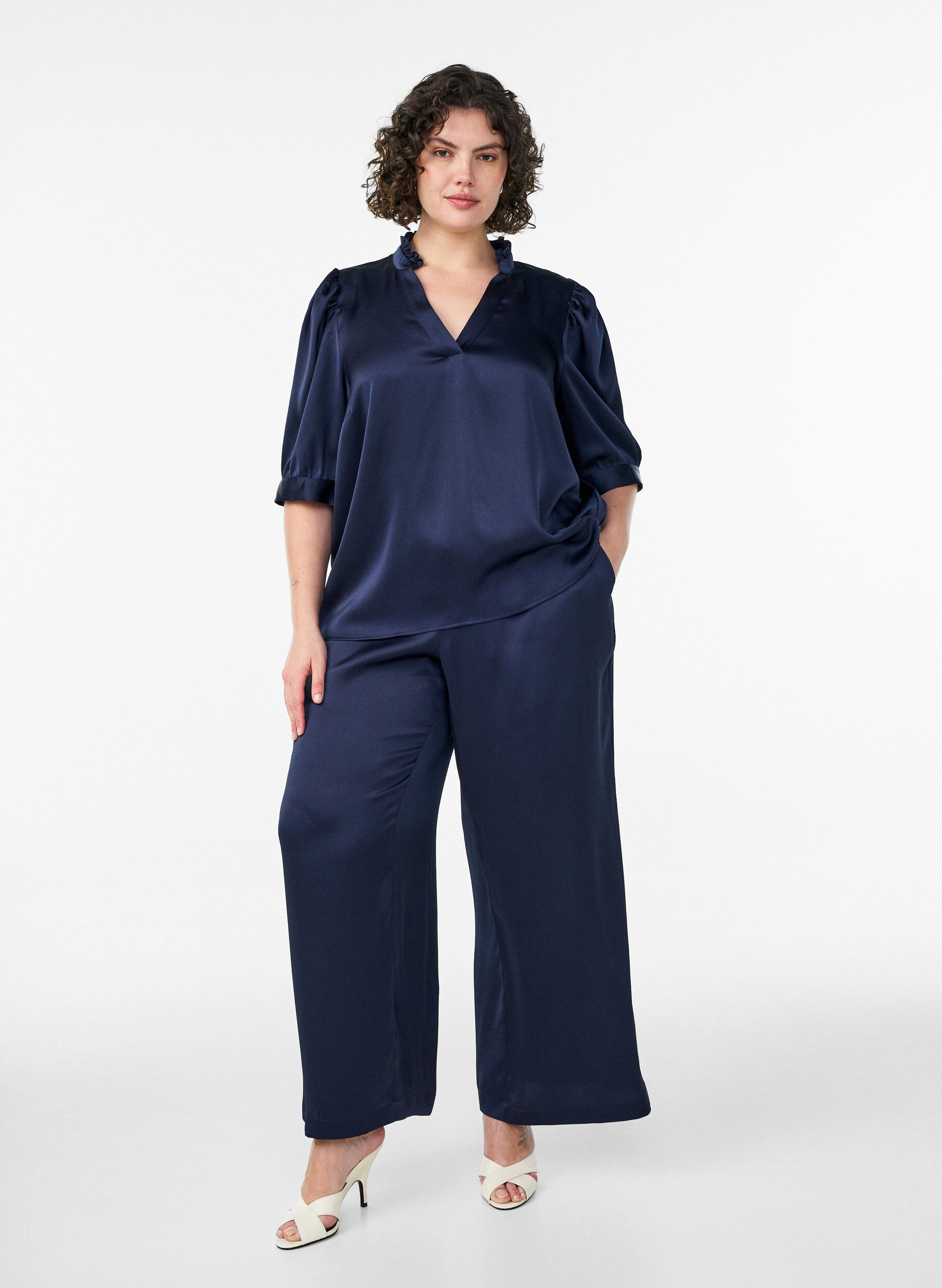 ZizziBlouse satin&eacute;e avec manches courtes et col &agrave; volants, Bleu, Model image number 1