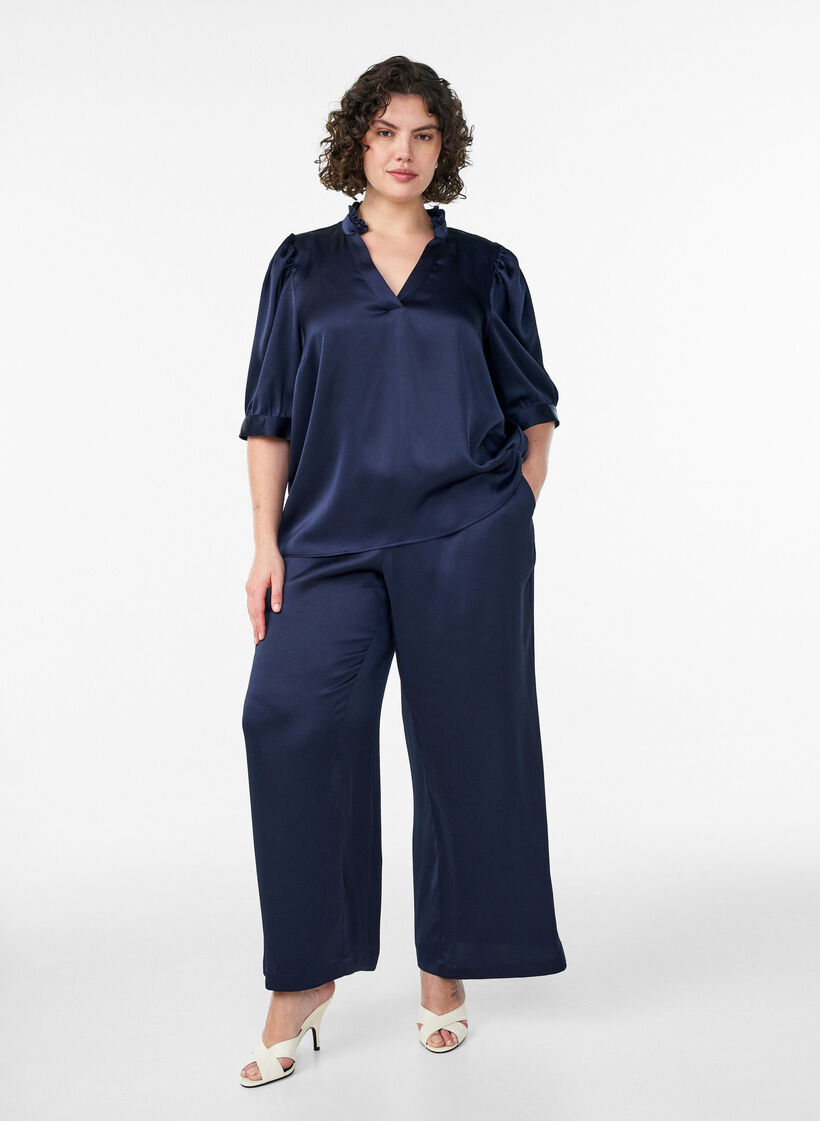 Blouse satin&eacute;e avec manches courtes et col &agrave; volants, Bleu, Model image number 1