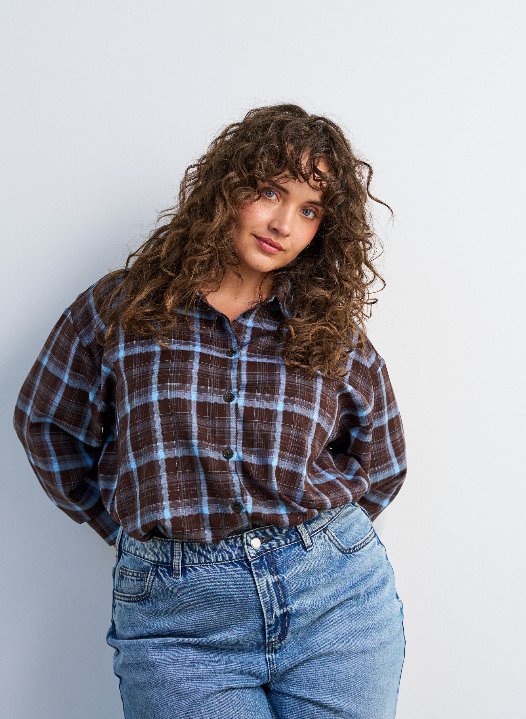 Chemise &agrave; carreaux avec coupe ample, Marron, Model