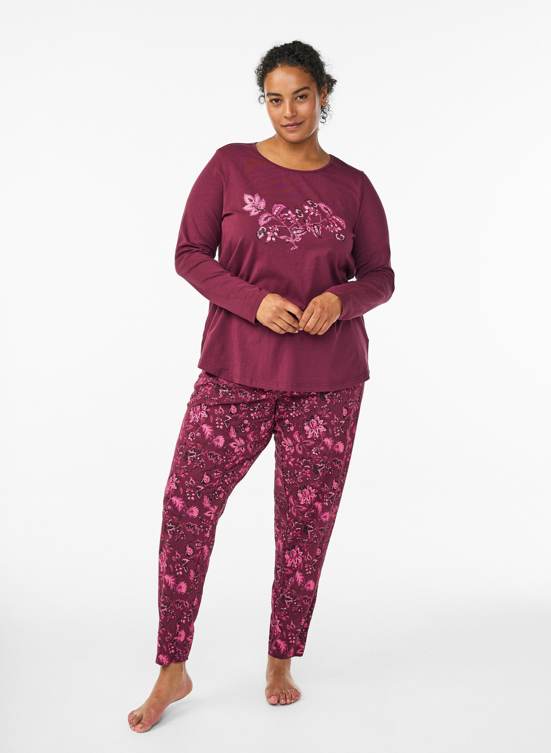 Zizzi Haut de nuit en coton avec imprim&eacute; sur le devant, Bordeaux fonc&eacute;, Model image number 1