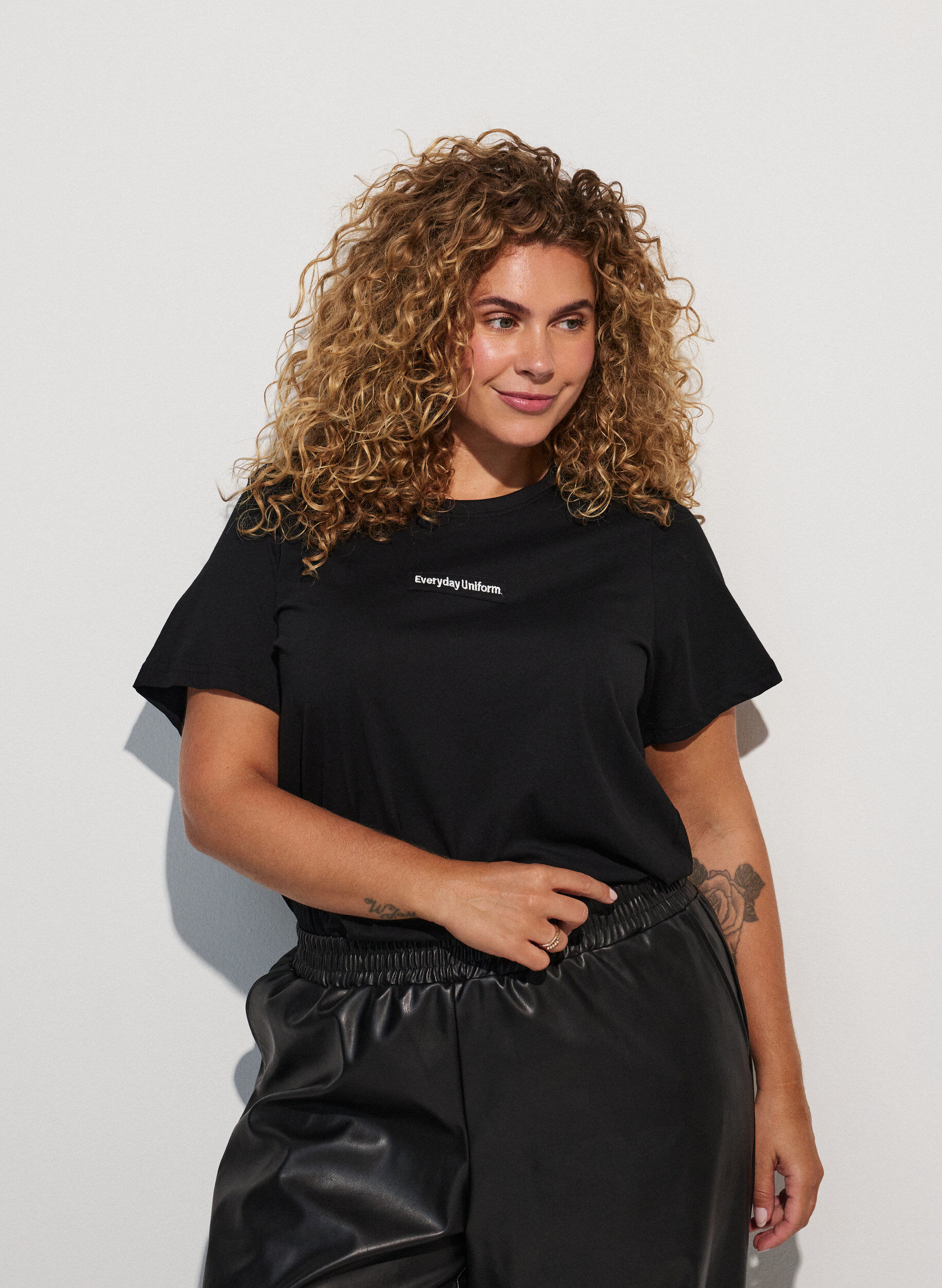 ZizziT-shirt en coton avec badge texte, Noir, Model image number 0