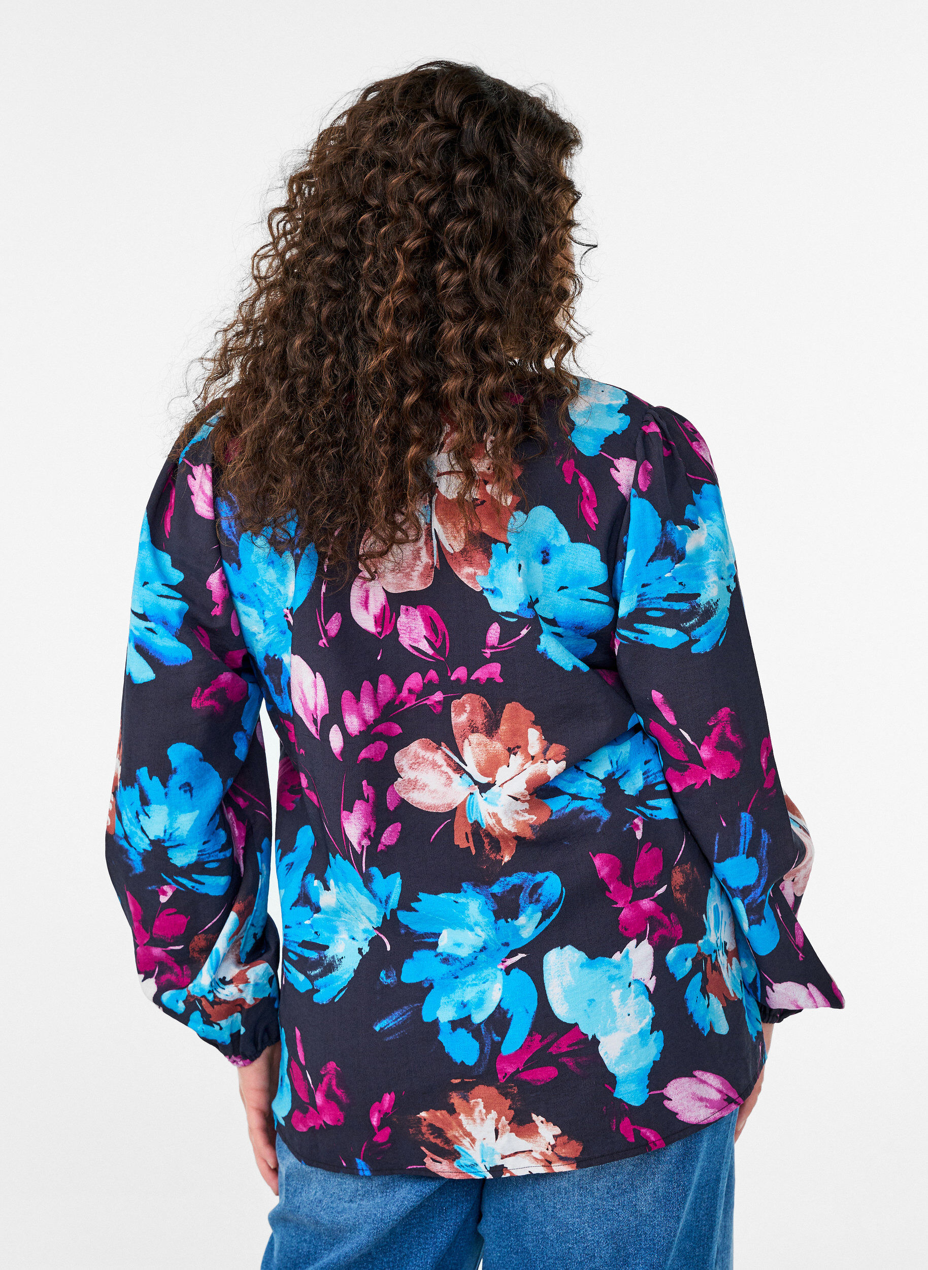 Zizzi Blouse en viscose avec imprim&eacute; floral et manches longues, Noir, Model image number 2