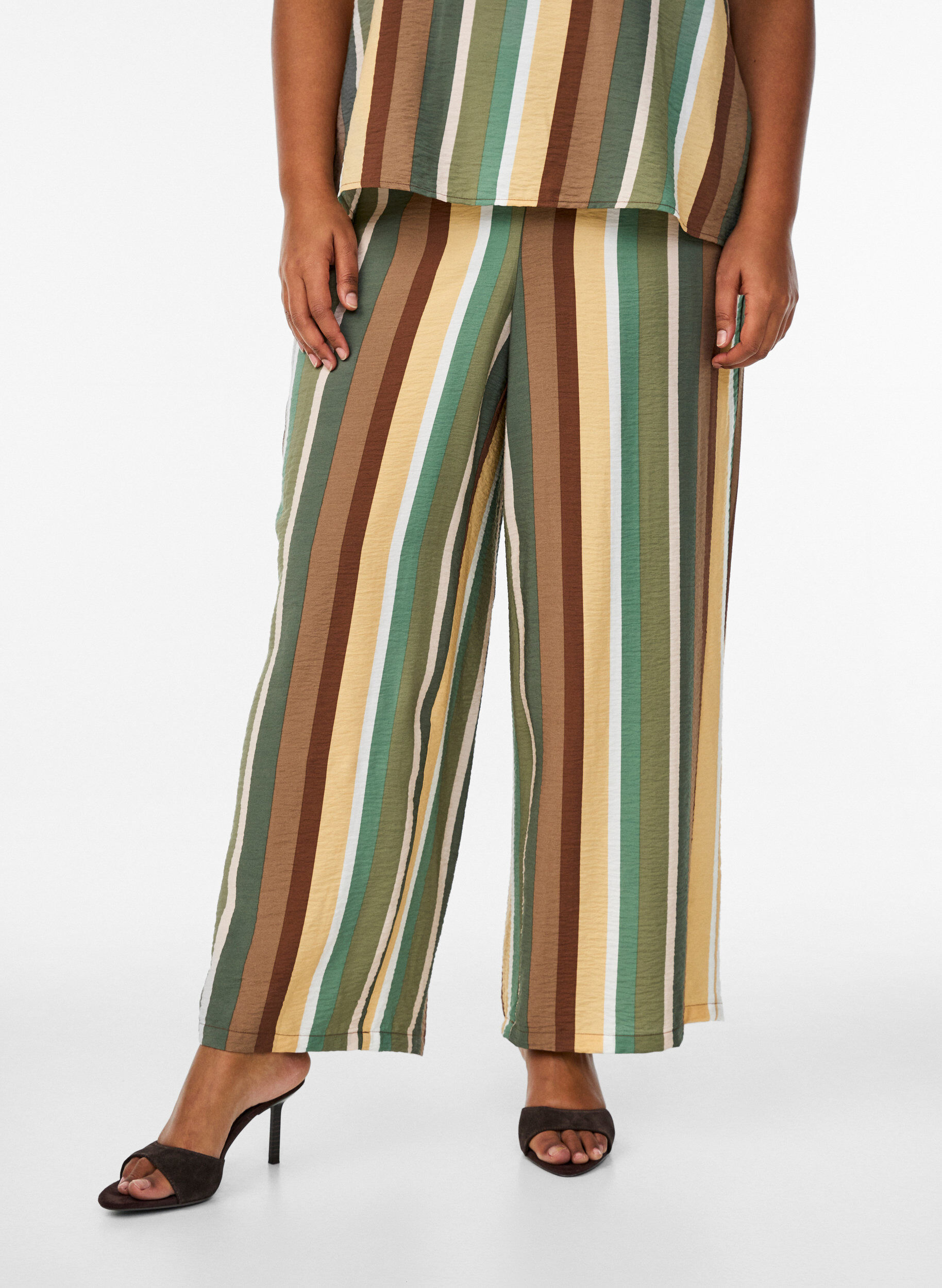 Zizzi Pantalon ample en viscose avec des rayures, Marron, Model image number 2
