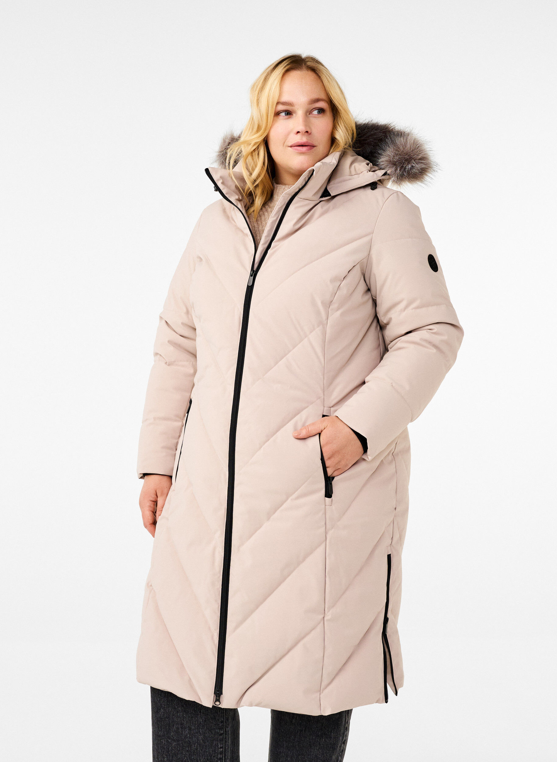 Long manteau d'hiver &agrave; fermeture &agrave; attaches et col en fausse fourrure, Beige, Model