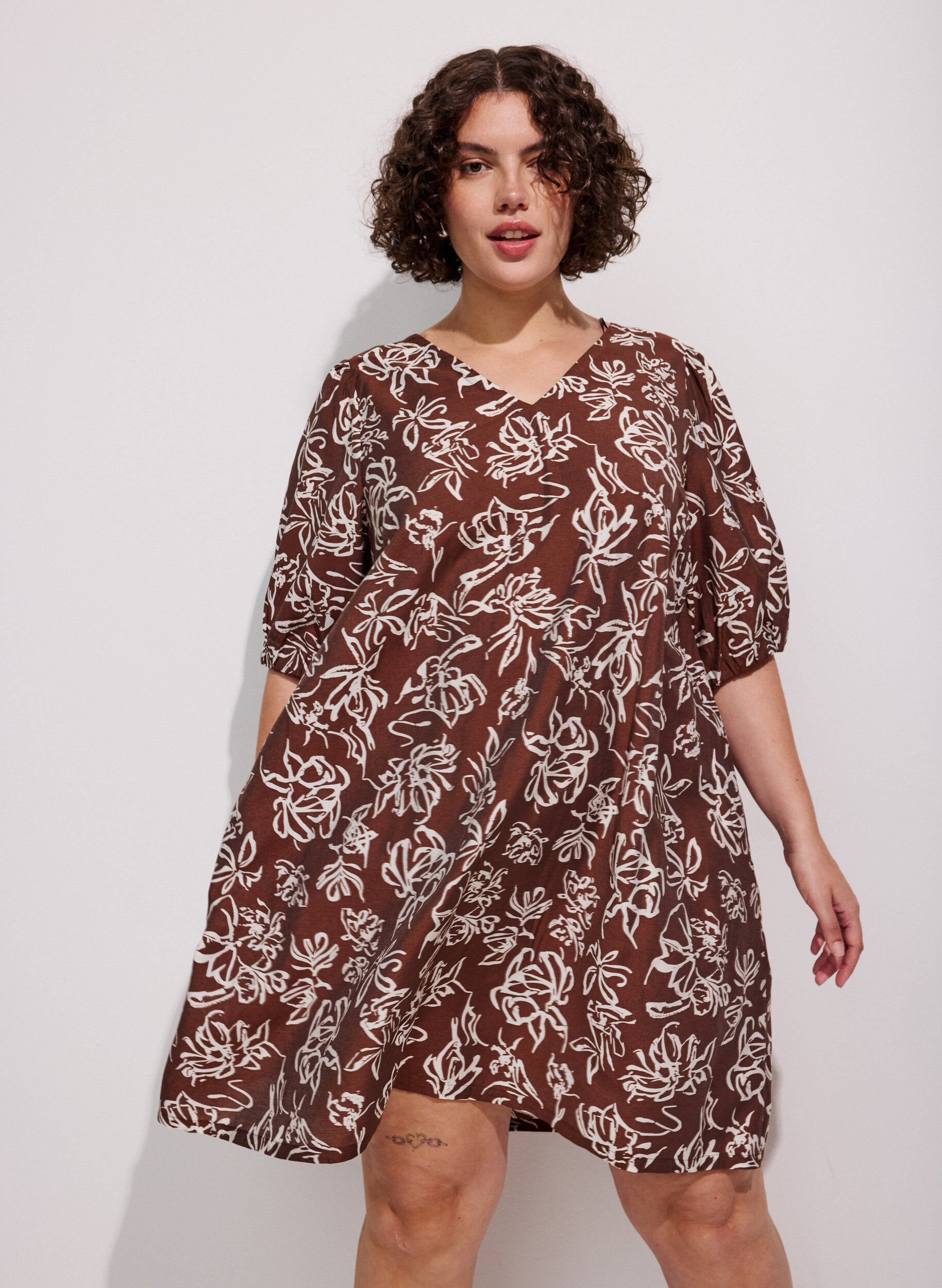 Robe courte coupe &eacute;vas&eacute;e avec col en V