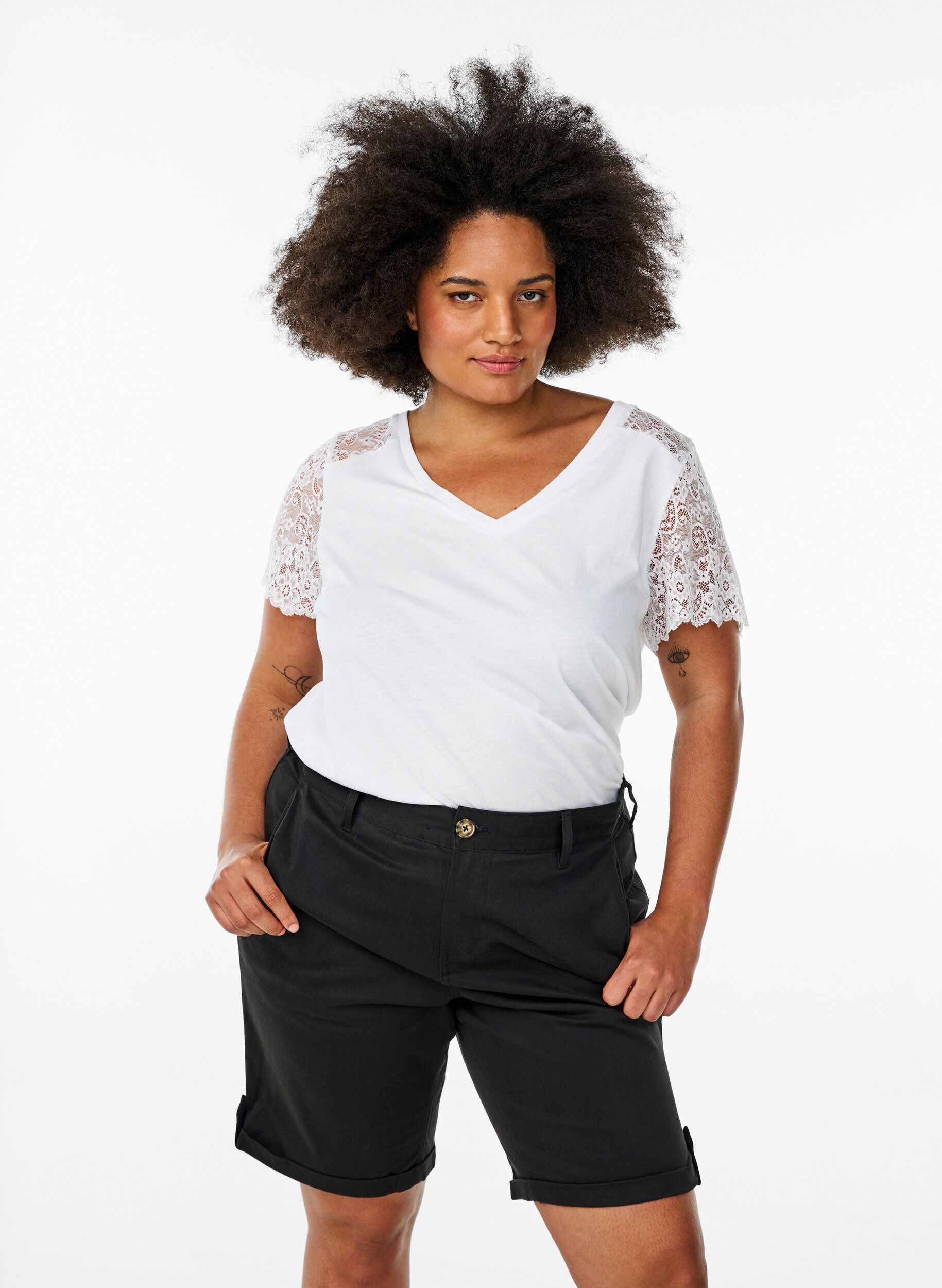 Zizzi Short chino avec poches, Noir, Model image number 0