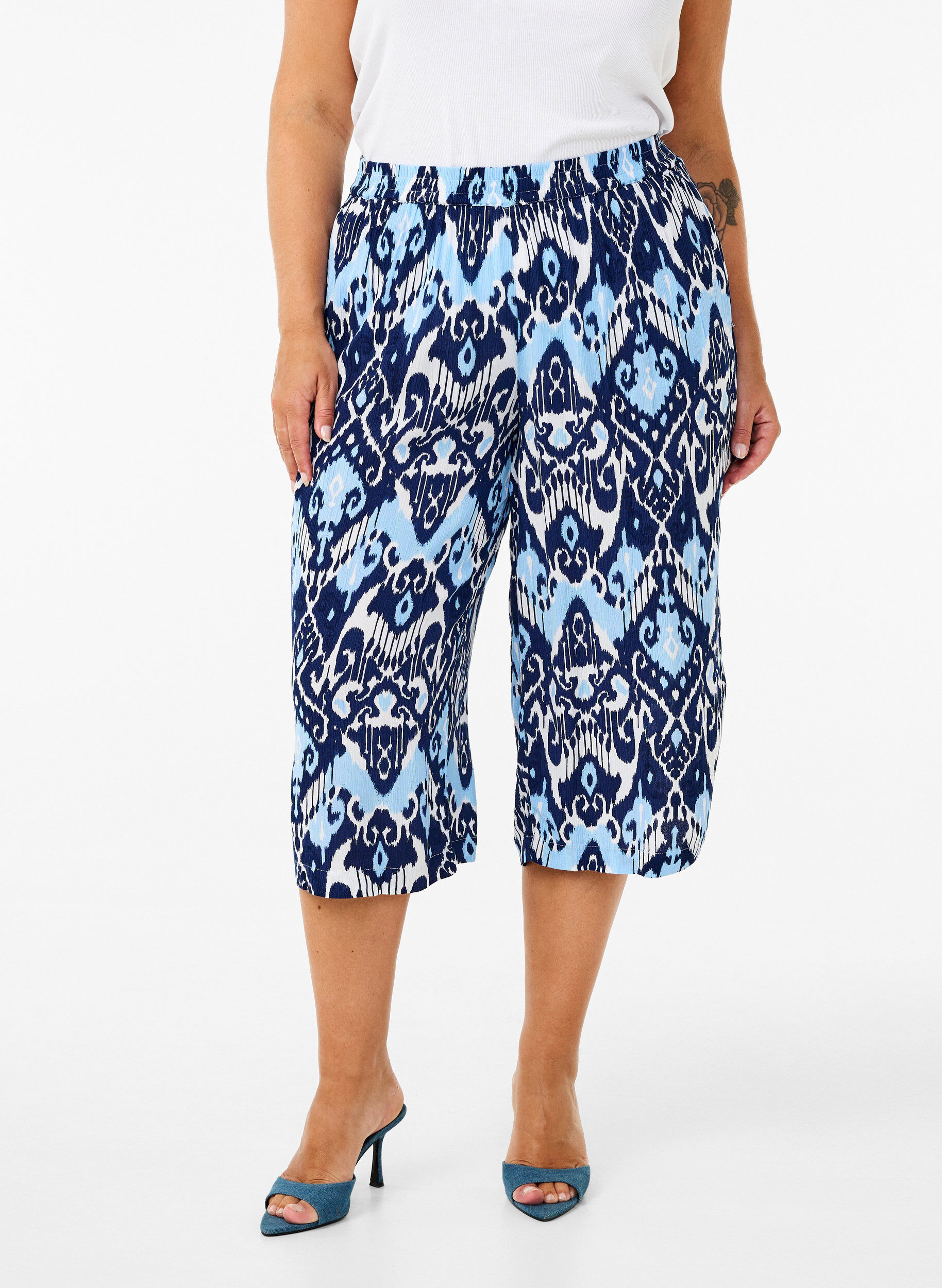 Zizzi Pantalon culotte en viscose avec imprim&eacute;, Blue Ethnic AOP, Model image number 2