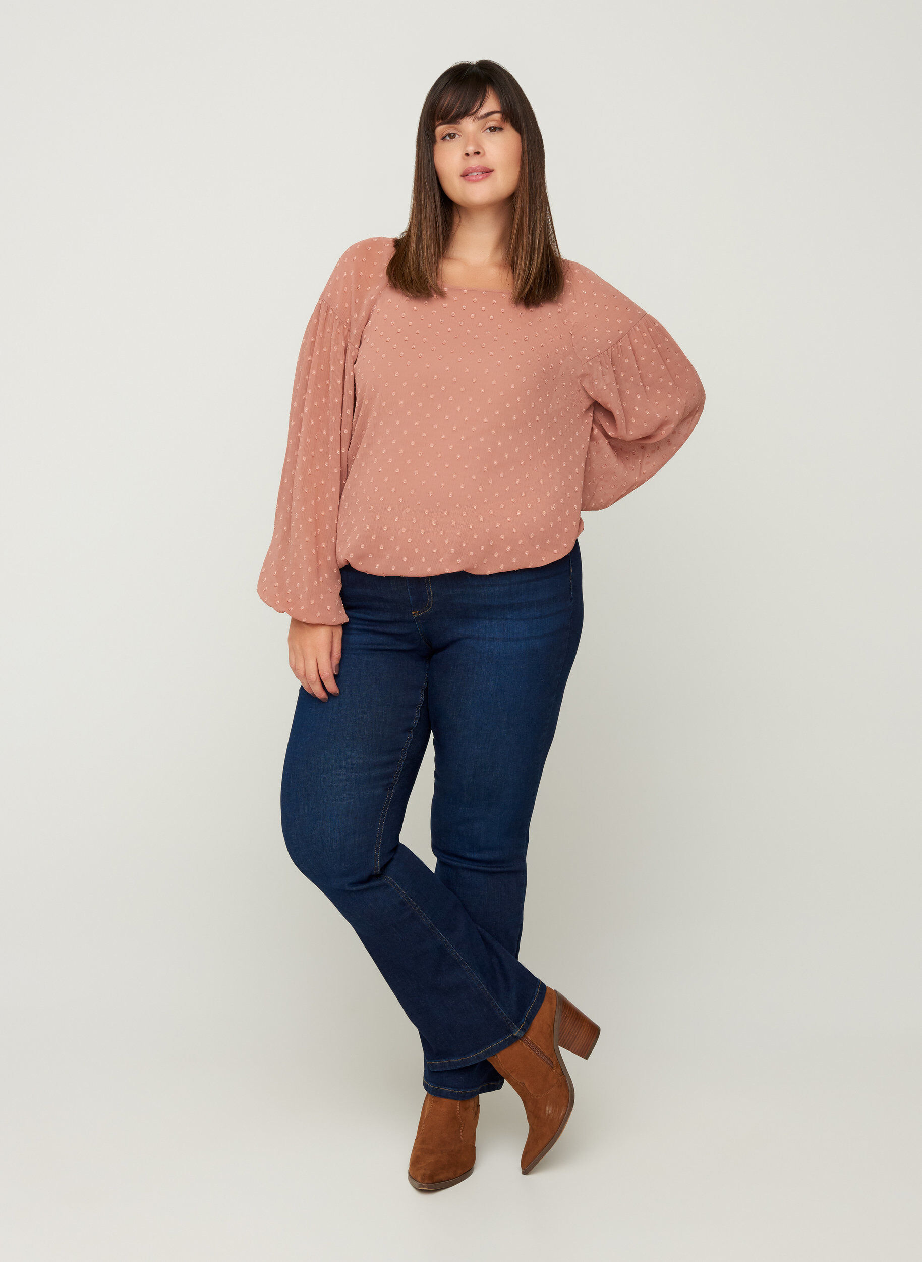 Zizzi Blouse en r&eacute;sille &agrave; manches longues avec smocks, Burlwood, Model image number 3