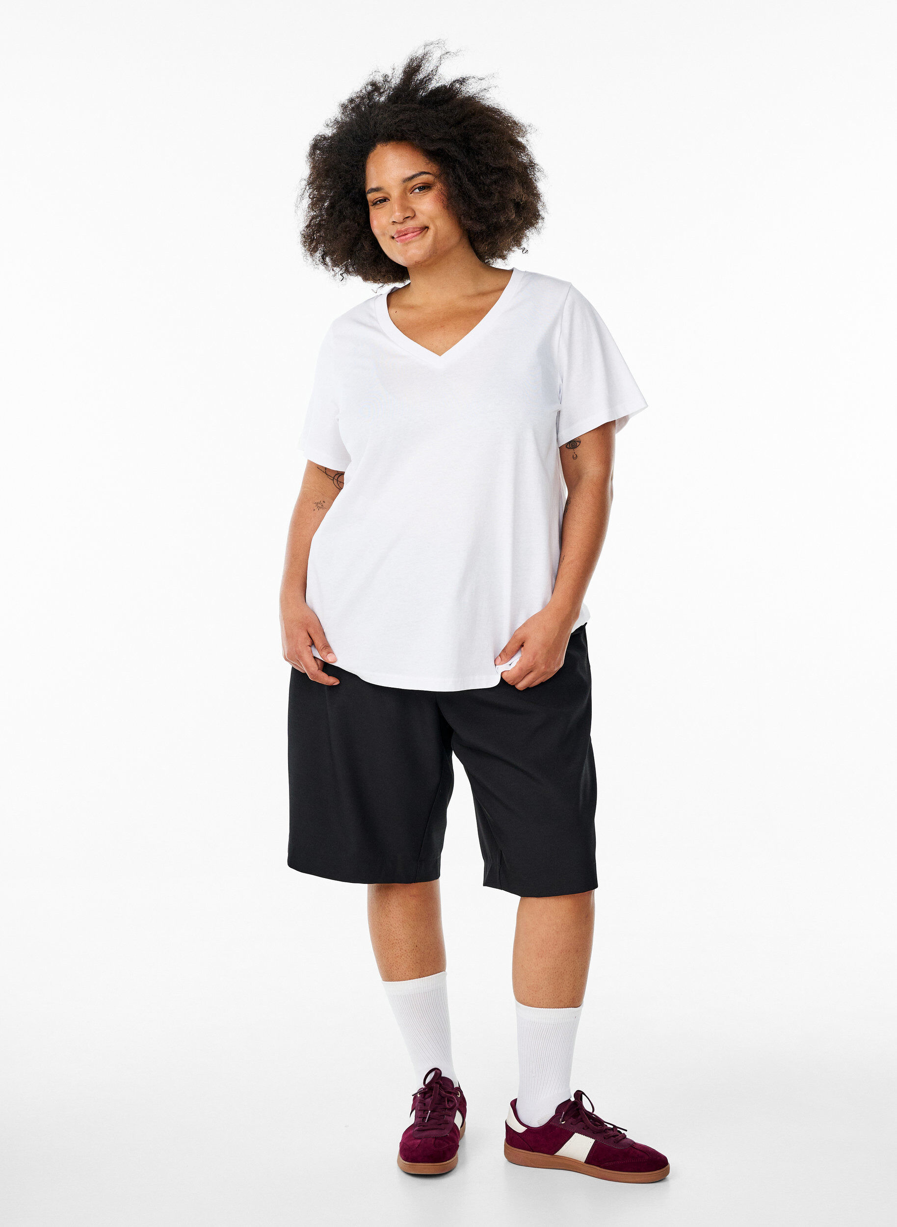 Zizzi T-shirt en coton simple avec encolure en V, Blanc, Model image number 1