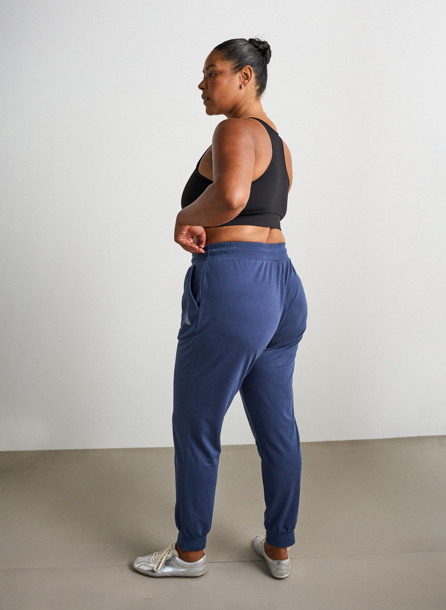 ZizziPantalon de surv&ecirc;tement ample avec poches, Bleu, Model image number 1