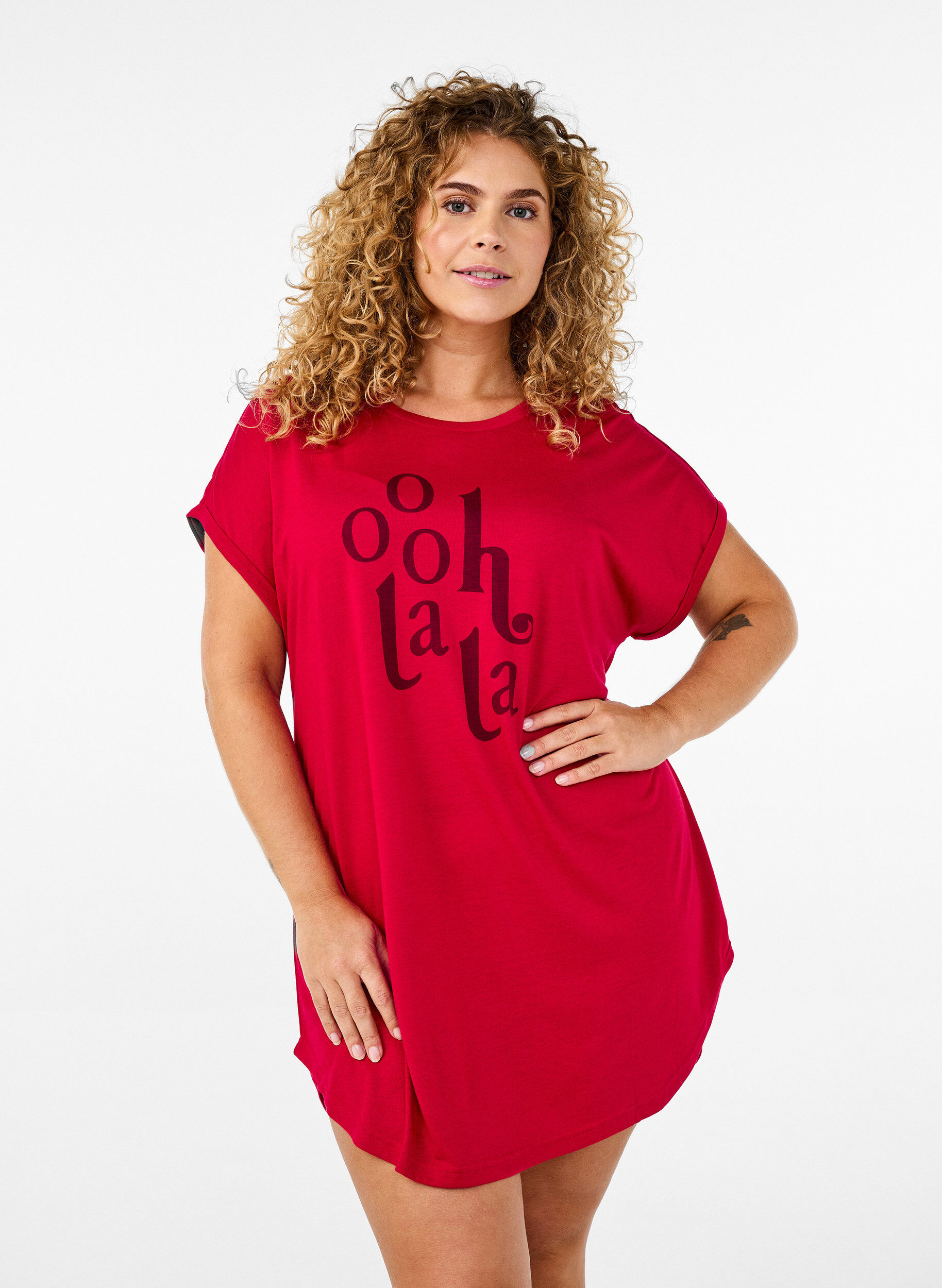 Zizzi Chemise de nuit &agrave; manches courtes avec imprim&eacute; de texte, Rouge, Model image number 0