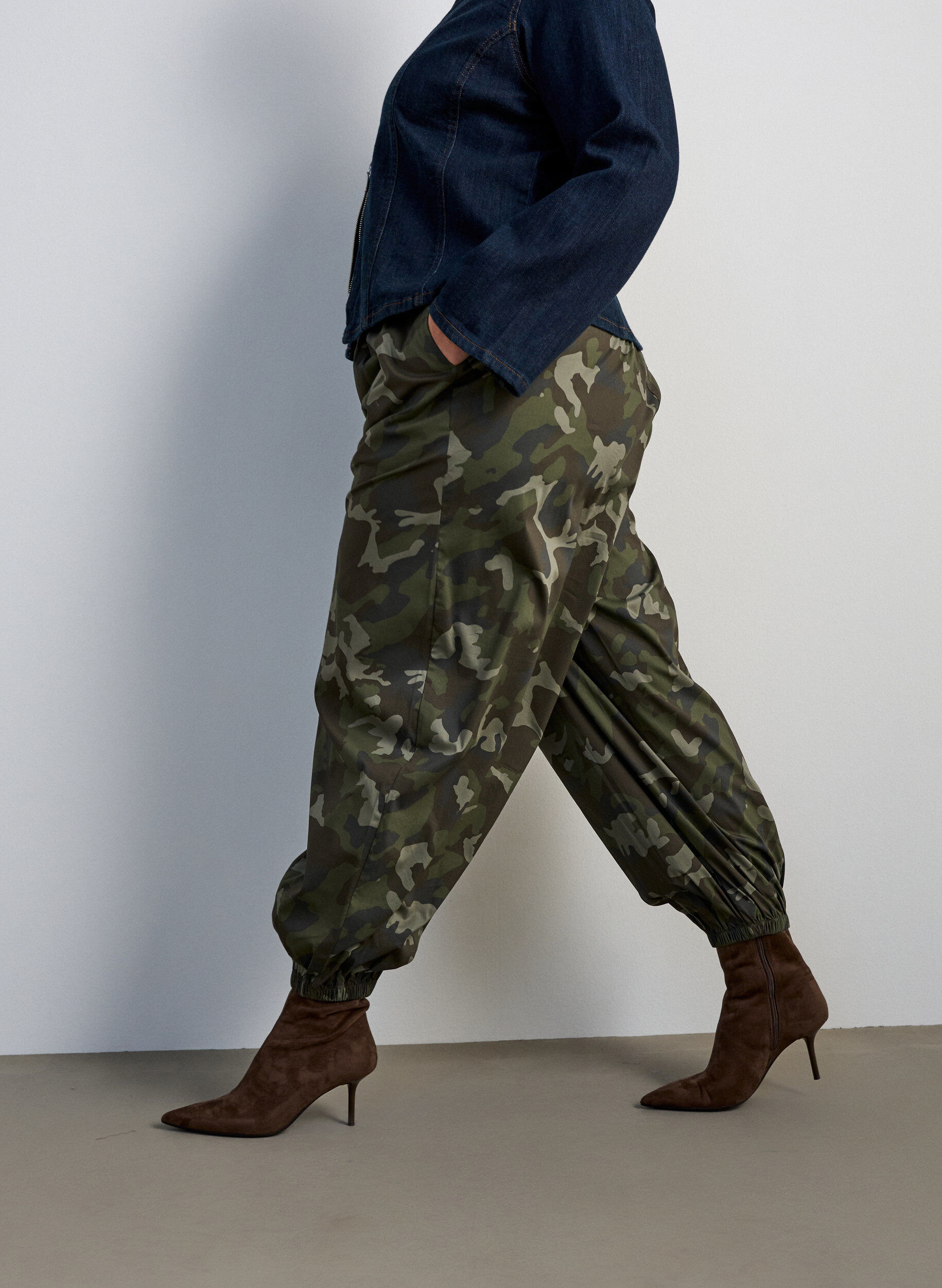 ZizziPantalon ballon &agrave; taille haute et imprim&eacute; int&eacute;gral, Vert Kaki, Model image number 3