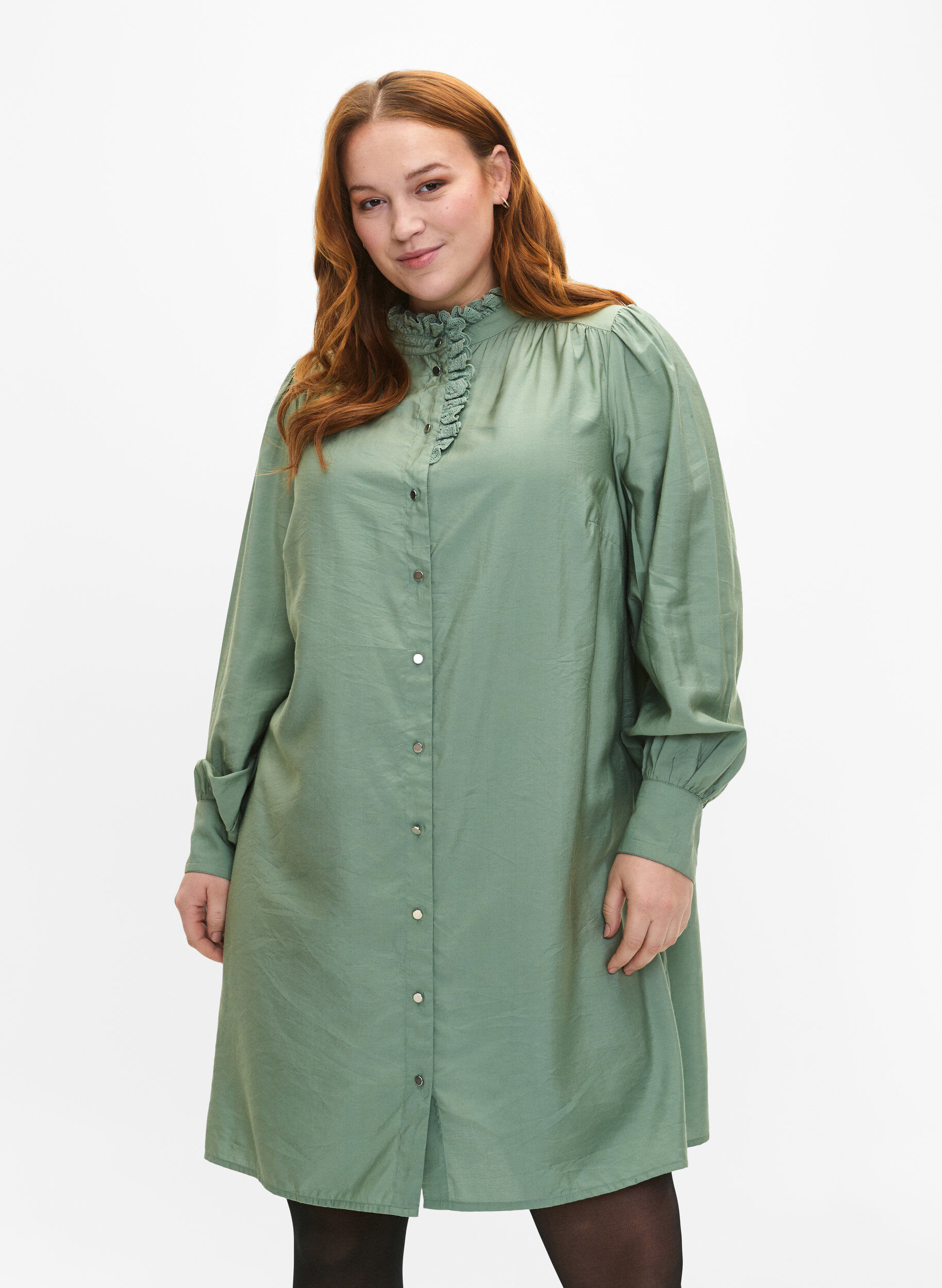 Zizzi Robe chemise en viscose avec volants, Vert clair, Model image number 0