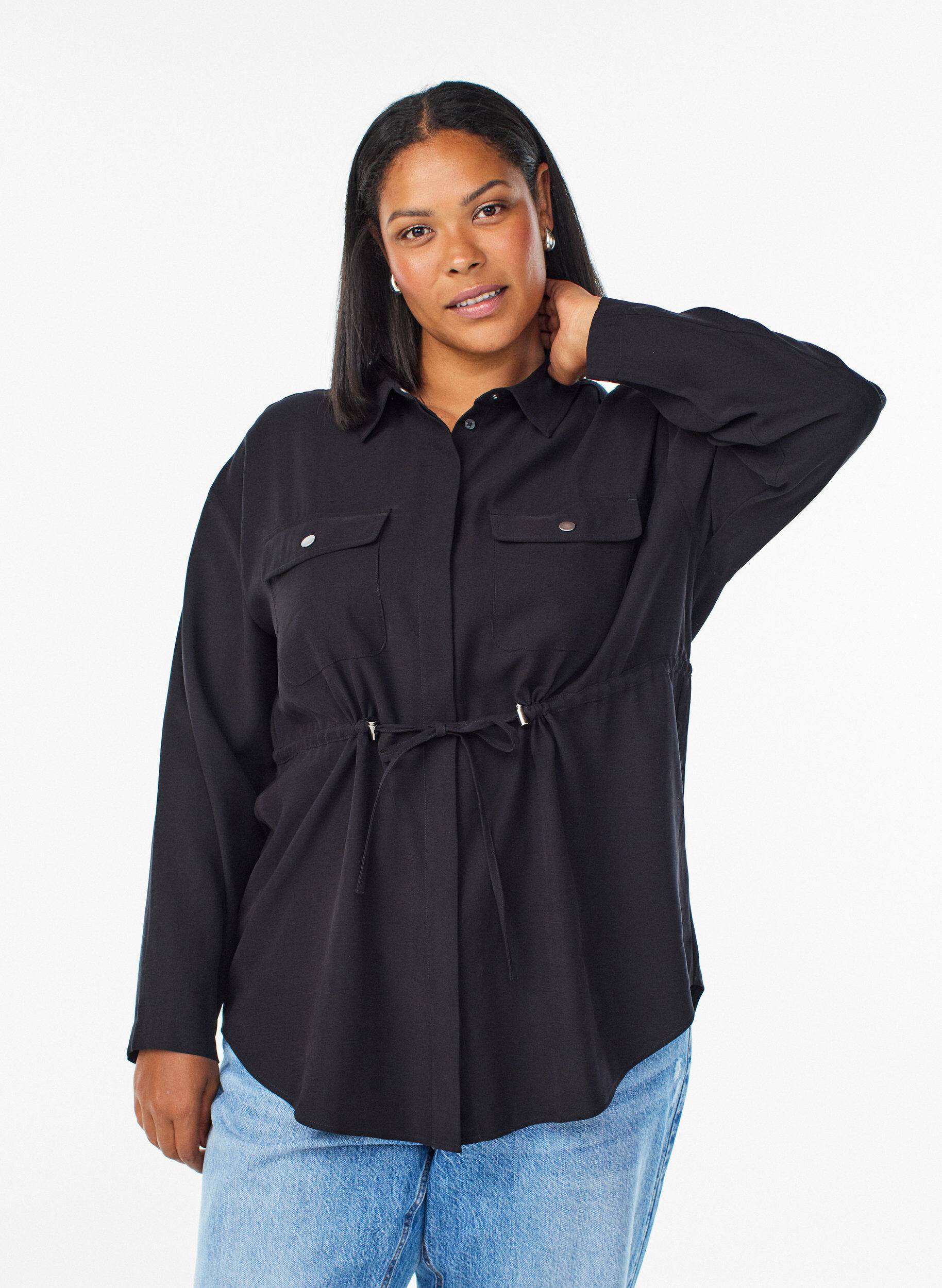 Tunique avec poches poitrine et taille ajustable, Noir, Model