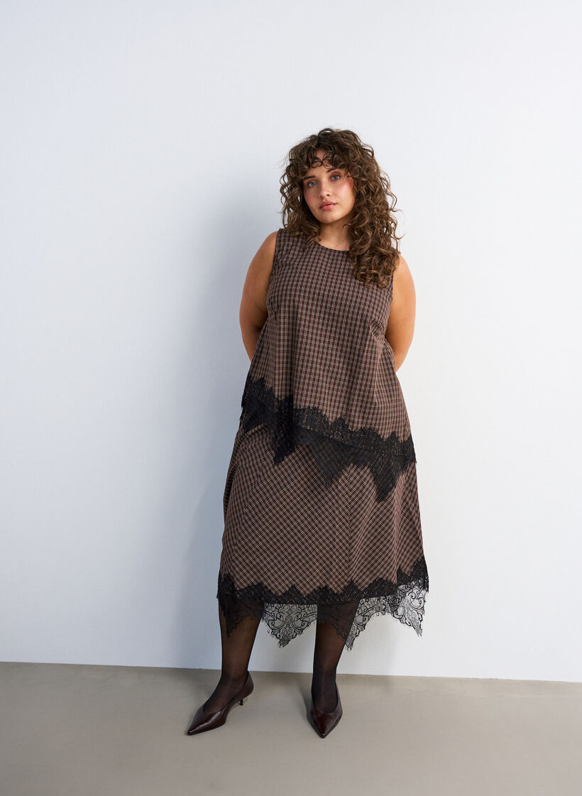 Top &agrave; carreaux avec bordure asym&eacute;trique en dentelle, Marron, Model
