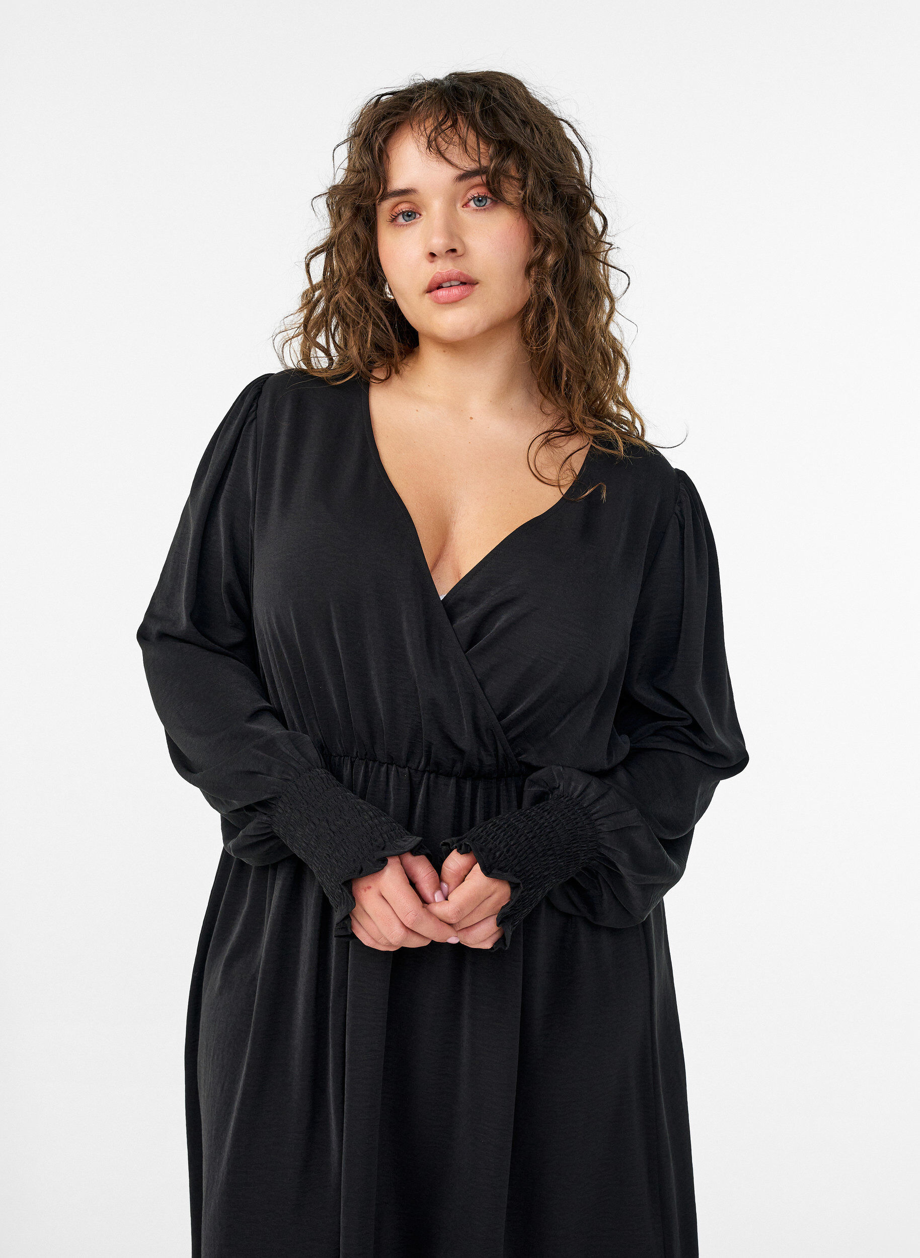 Zizzi Robe midi avec effet portefeuille et manches smock&eacute;es, Noir, Model image number 3